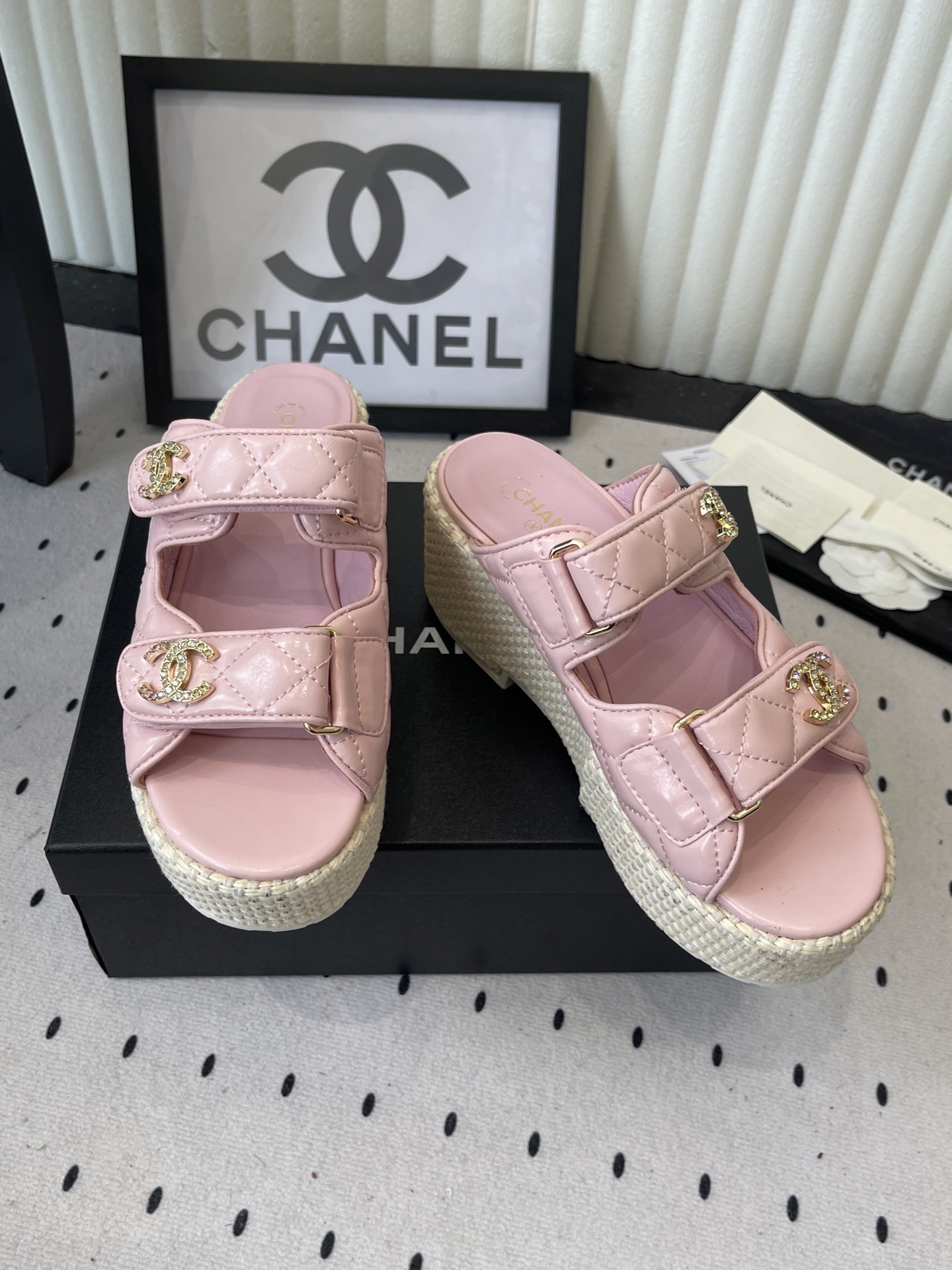Шлёпанцы женские в стиле Chanel розового цвета на платформе