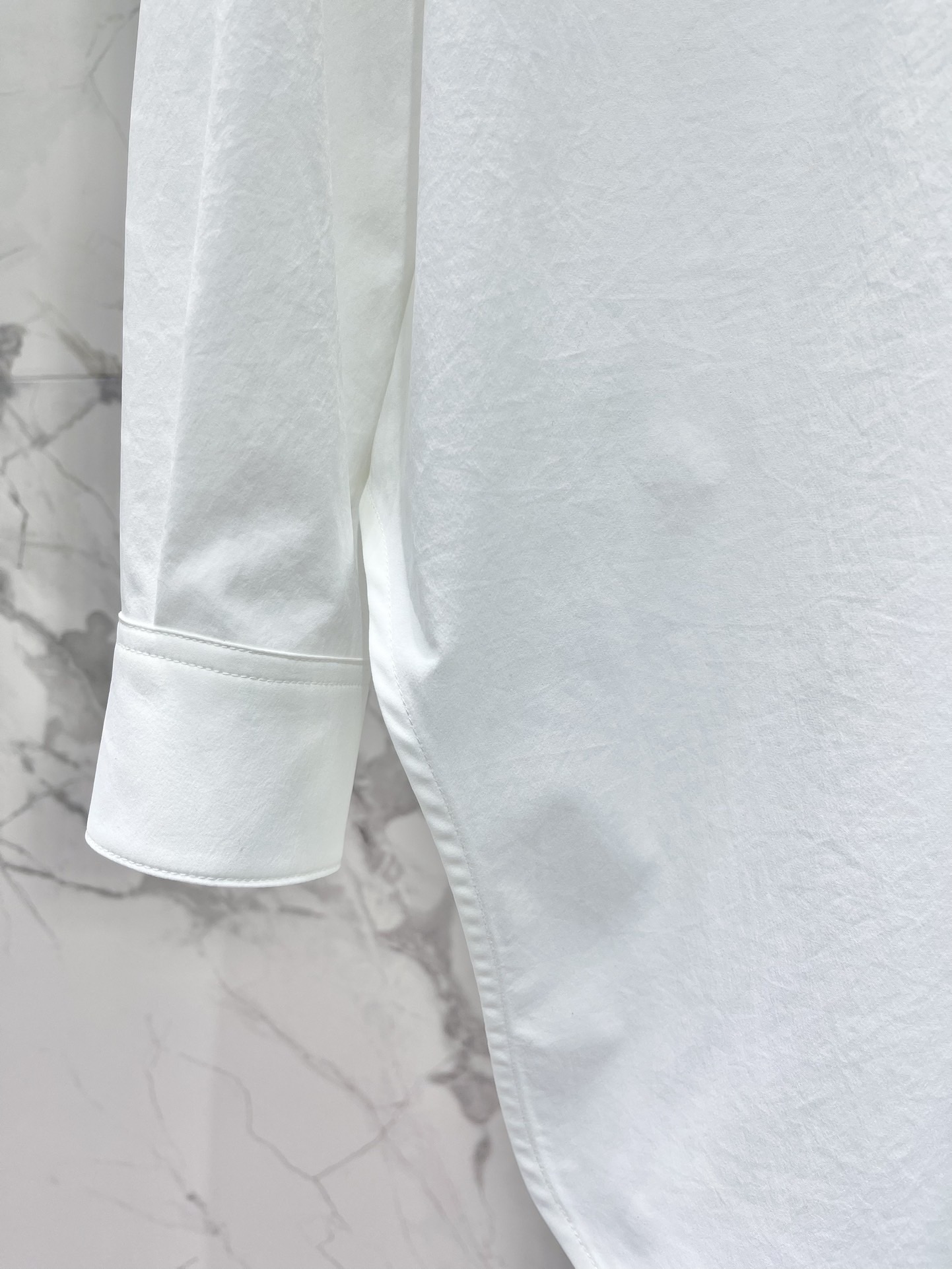 Рубашка женская в стиле Loewe хлопковая с длинным рукавом белого цвета