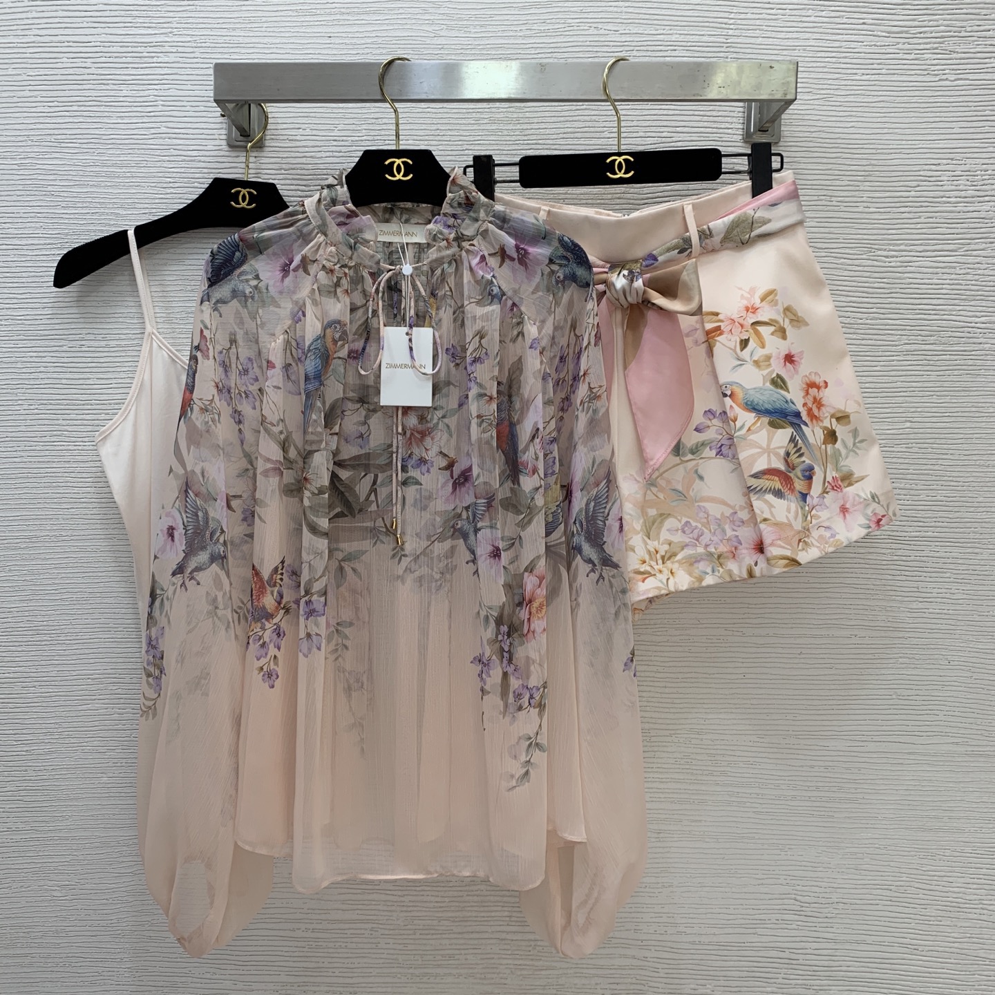 Костюм женский в стиле Zimmermann тройка: блуза, топ и шорты с цветочным принтом
