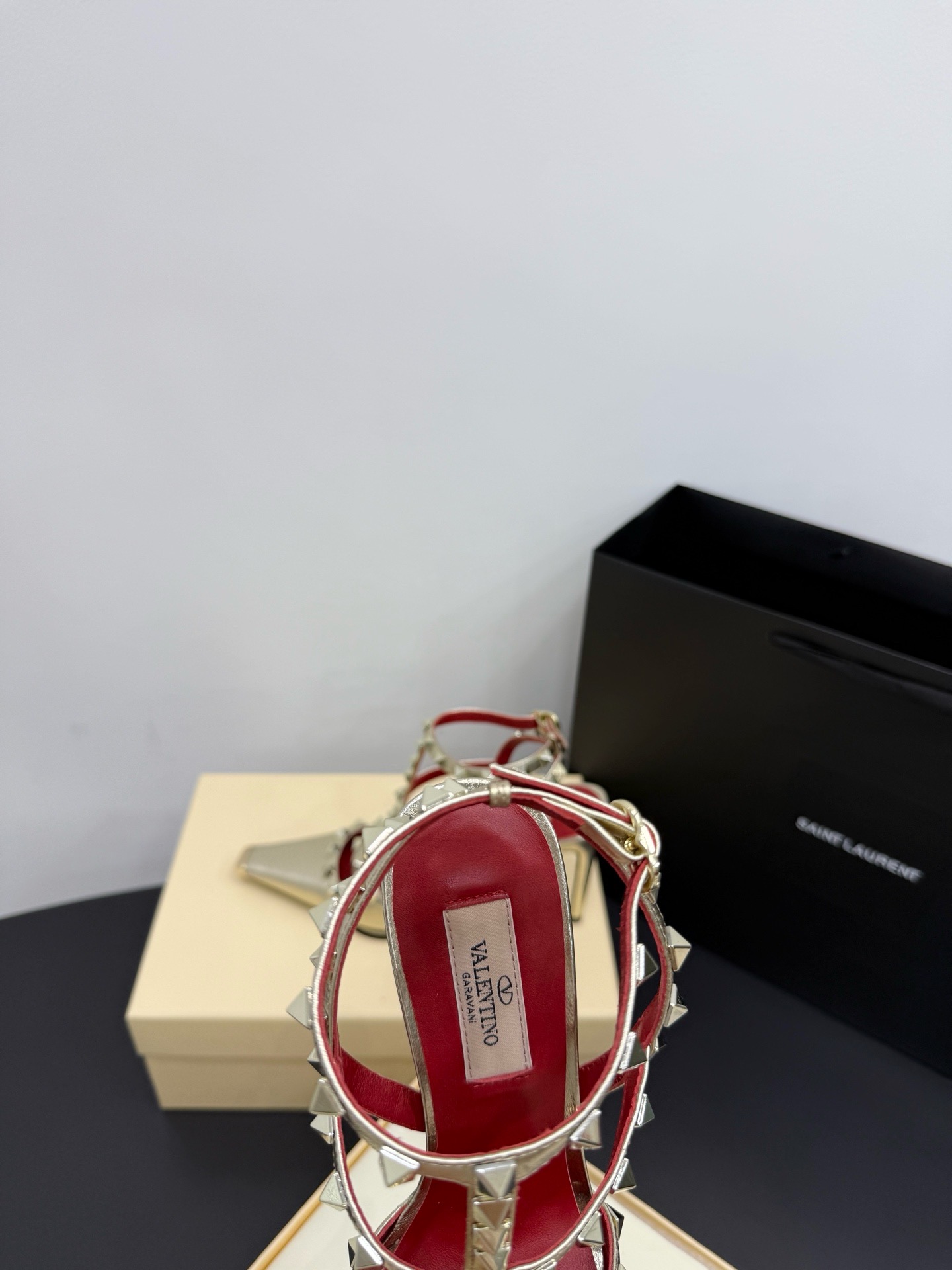 Босоножки женские в стиле Valentino Garavani Rockstud золотистого цвета
