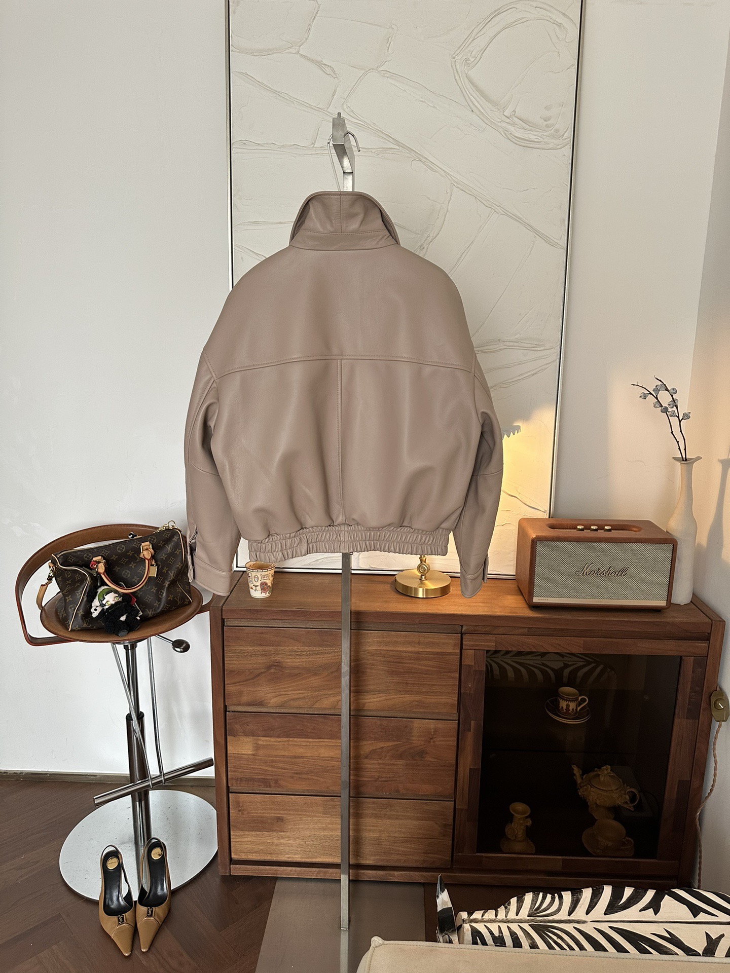 Куртка женская в стиле Brunello Cucinelli из натуральной кожи бежевого цвета укороченная с эластичным поясом