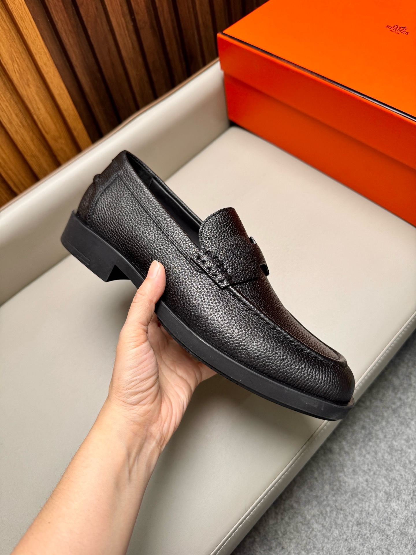 Лоферы мужские в стиле Hermes из натуральной кожи черного цвета