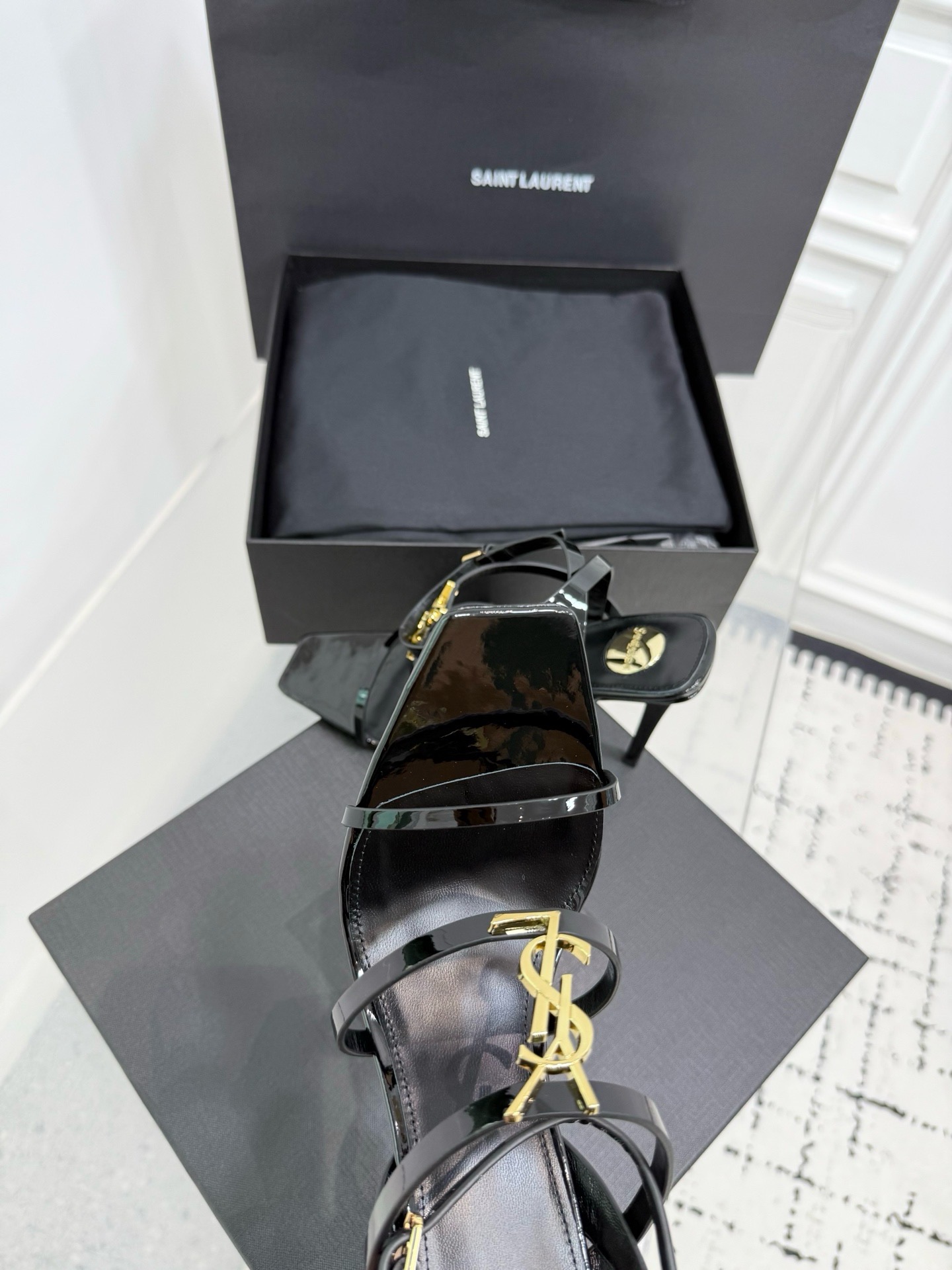 Босоножки женские в стиле Saint Laurent из лаковой натуральной кожи черного цвета