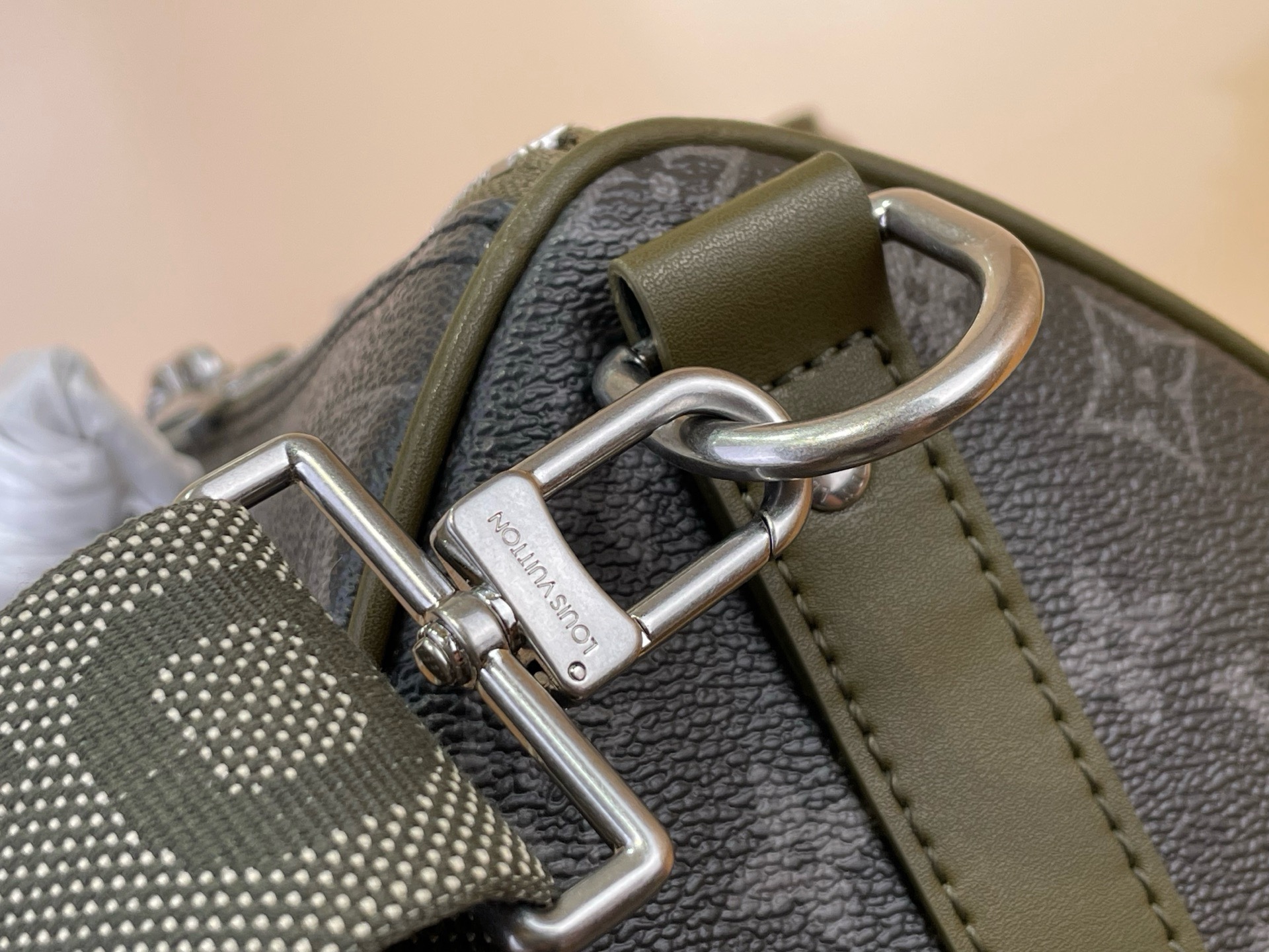 Сумка дорожная мужская Louis Vuitton Keepall Bandoulière 35 чёрно-зелёного цвета