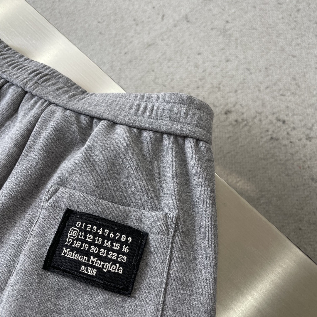 Брюки утеплённые мужские в стиле MM6 Maison Margiela из трикотажа серого цвета с флисовой подкладкой