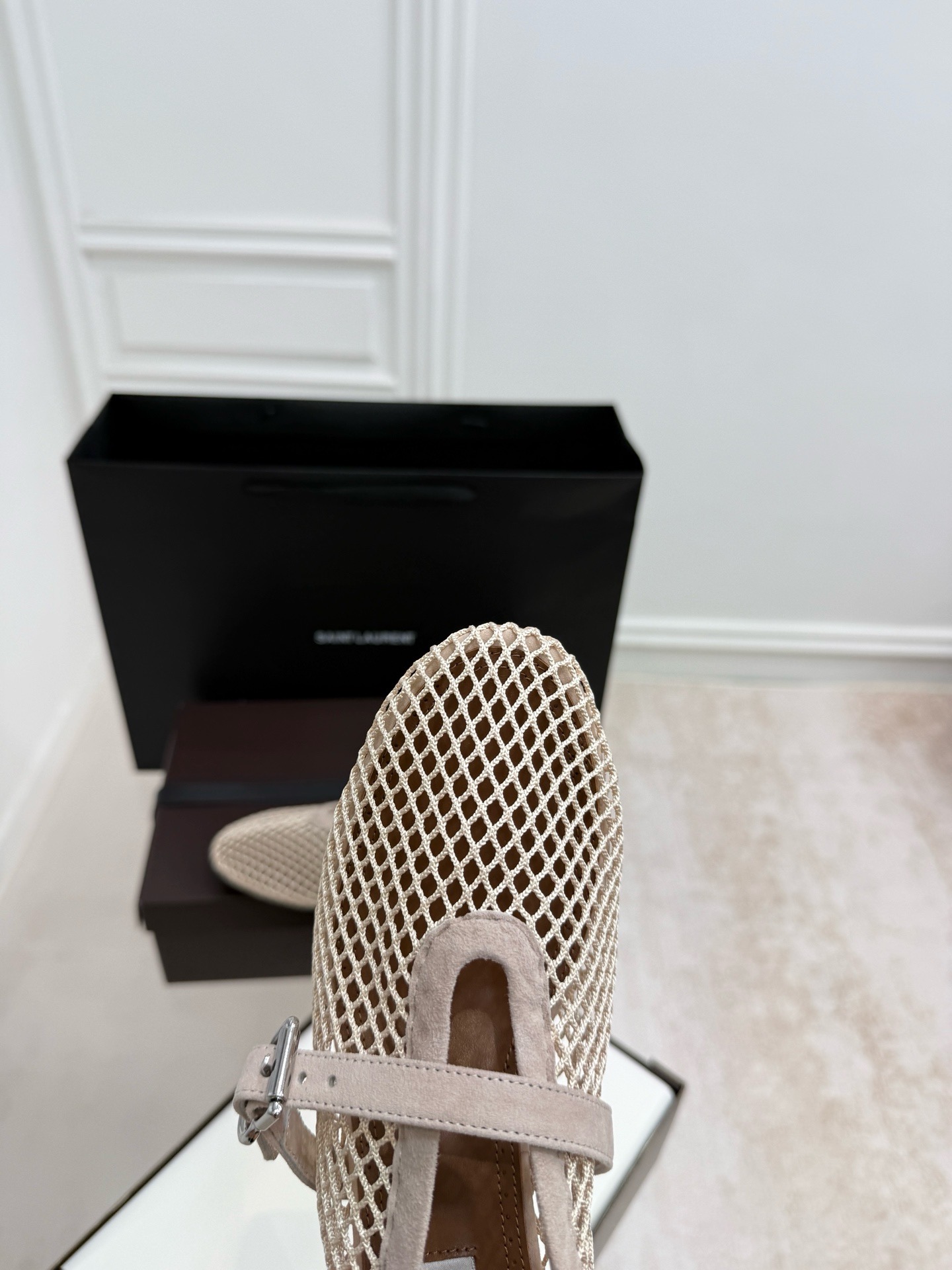 Туфли женские Alaïa бежевого цвета