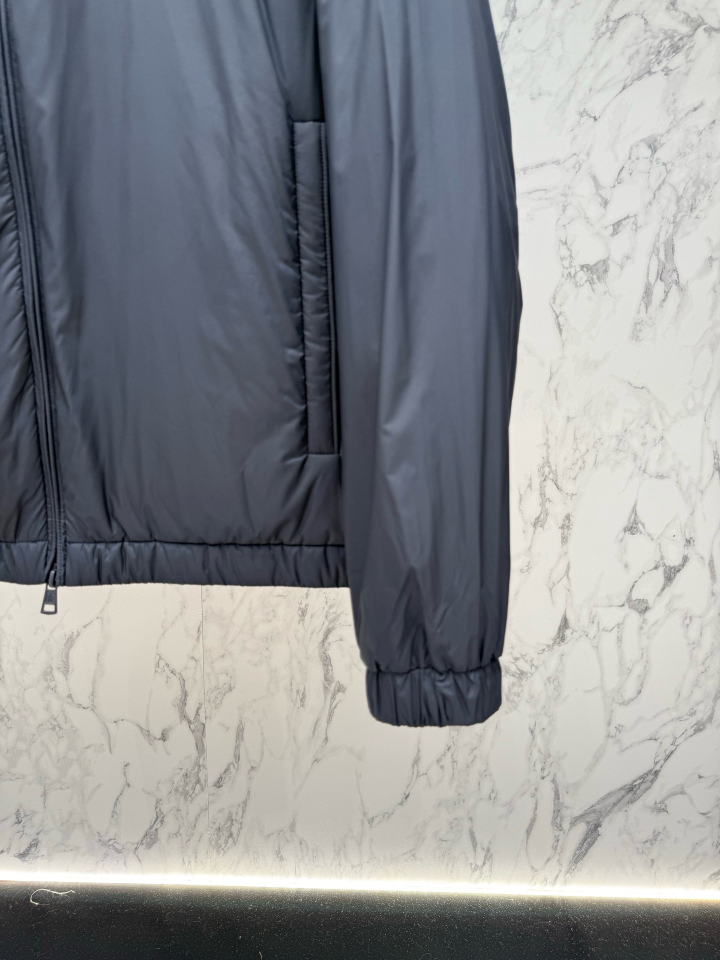 Пуховик мужской Moncler тёмно-синего цвета с натуральным пухом