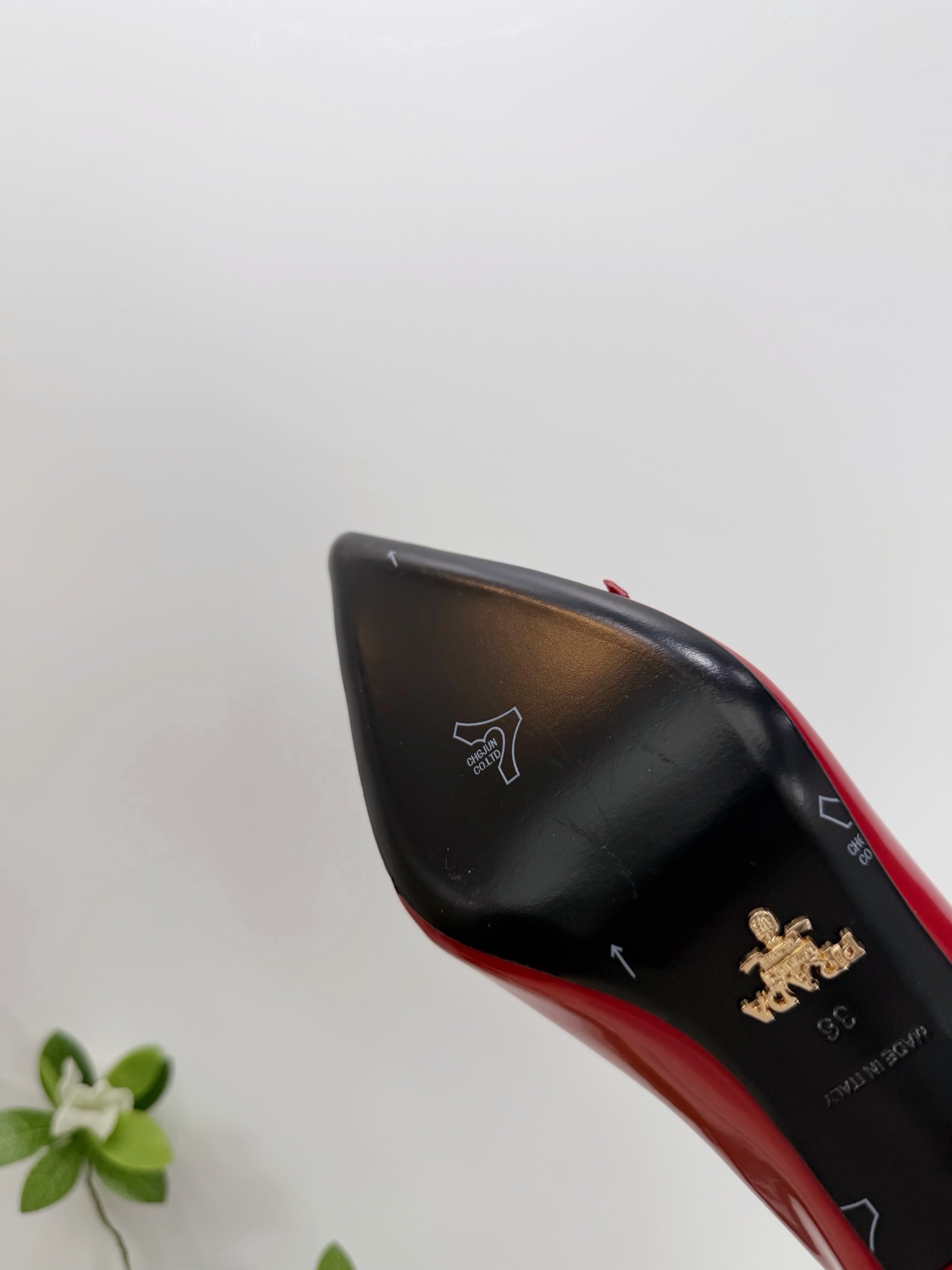 Туфли женские Prada с декоративным бантом красного цвета