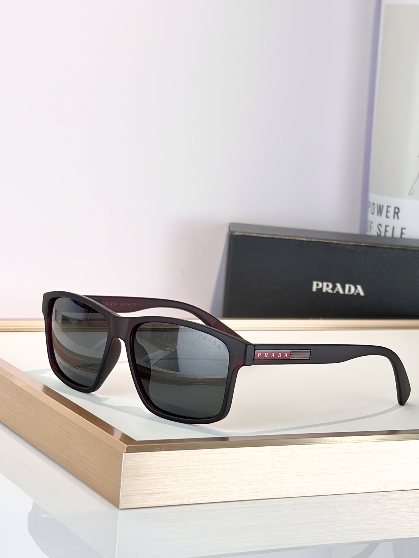 Очки солнцезащитные женские Prada прямоугольной формы