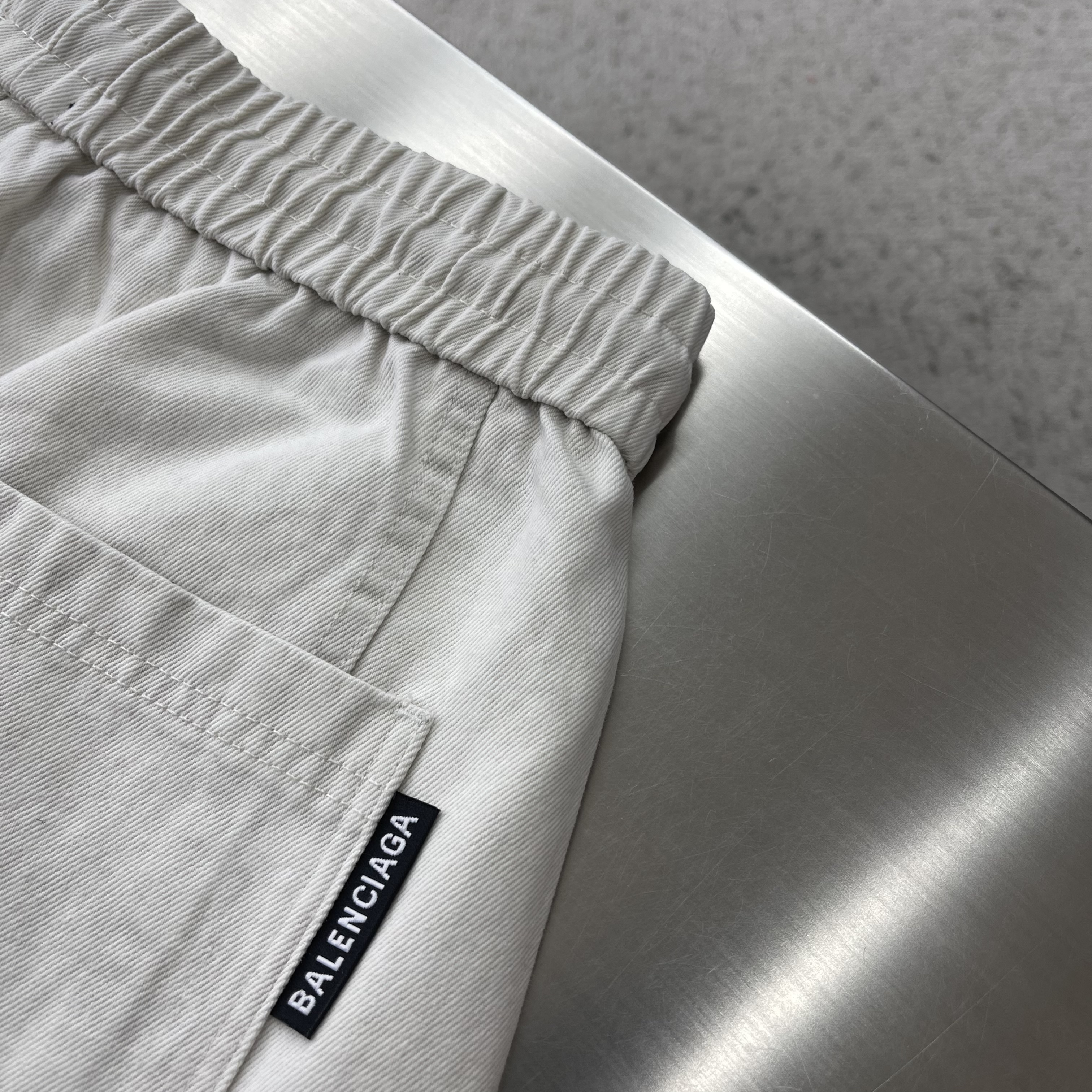 Джинсы мужские Balenciaga свободные белого цвета с резинкой