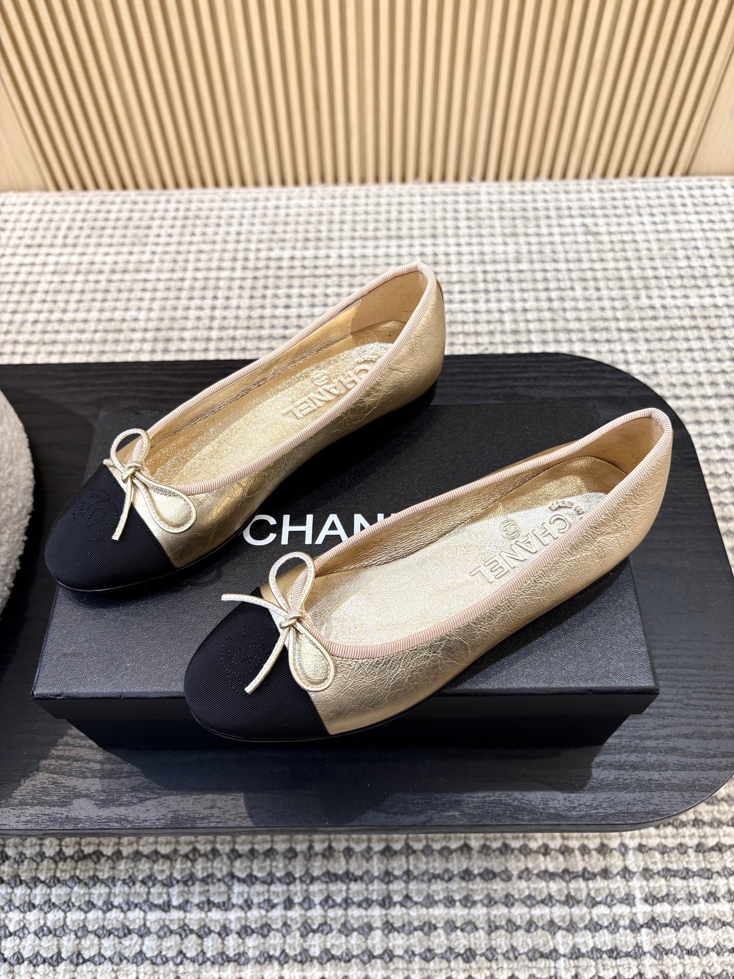 Балетки женские Chanel золотистого цвета с контрастным мысом