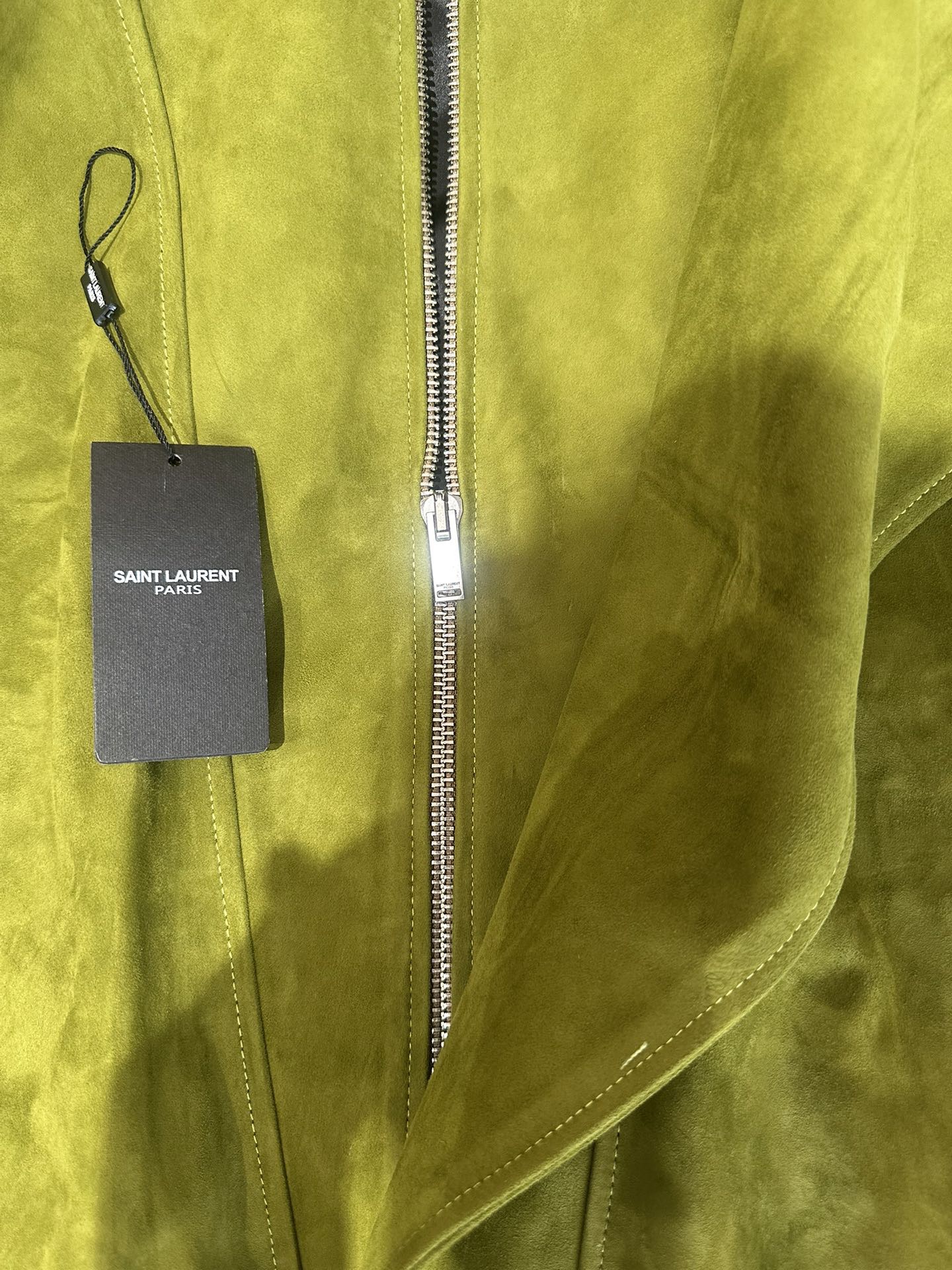 Куртка женская в стиле Saint Laurent из натуральной замши зелёного цвета укороченная с косой застёжкой