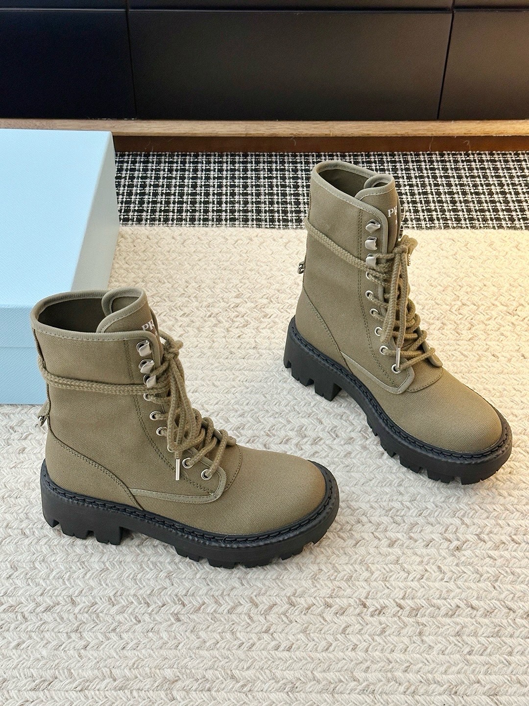Ботинки женские Prada Canvas Combat Boot цвета хаки