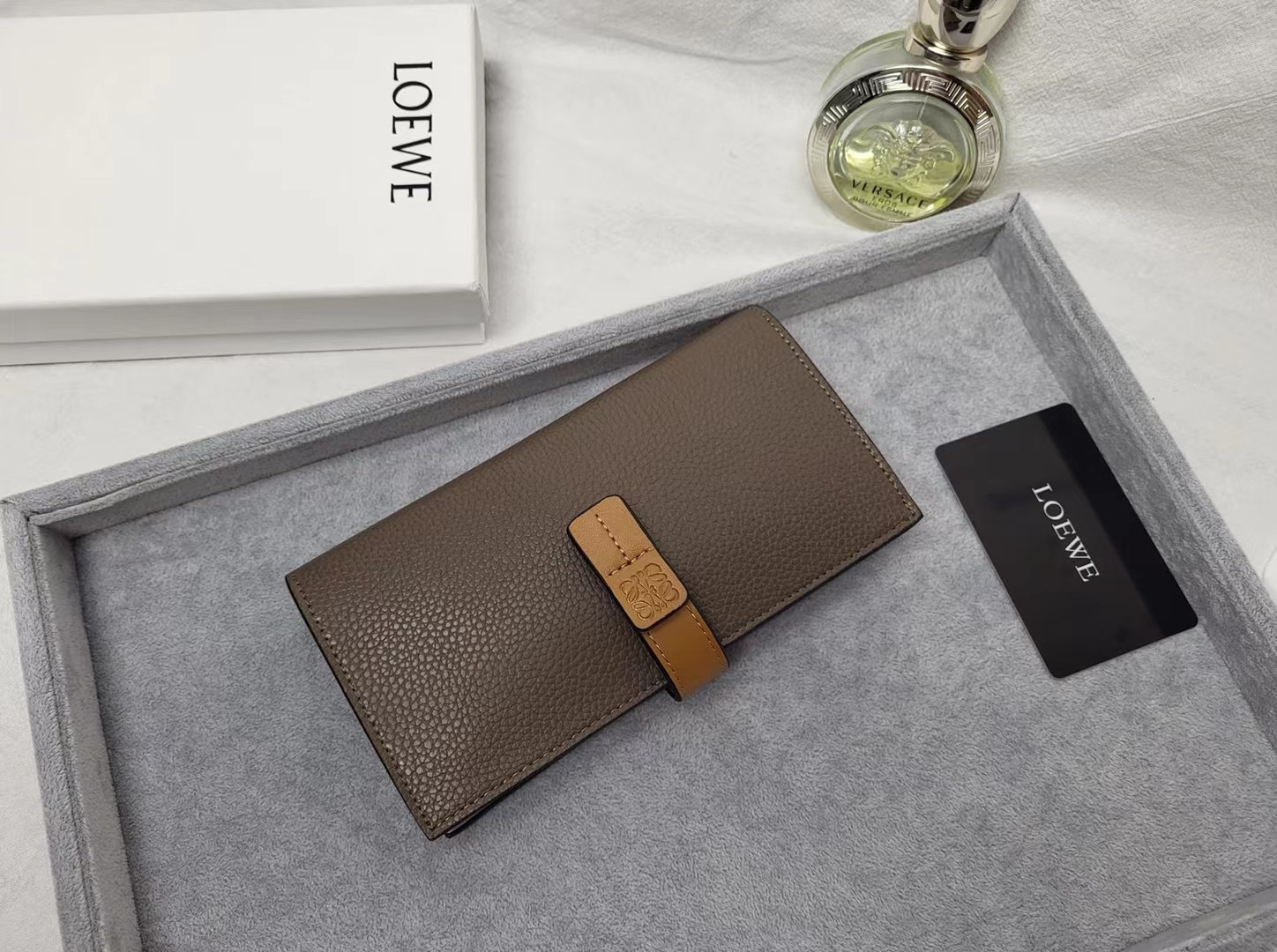 Кошелёк женский в стиле Loewe L1101 тауп цвета с бежевой вставкой