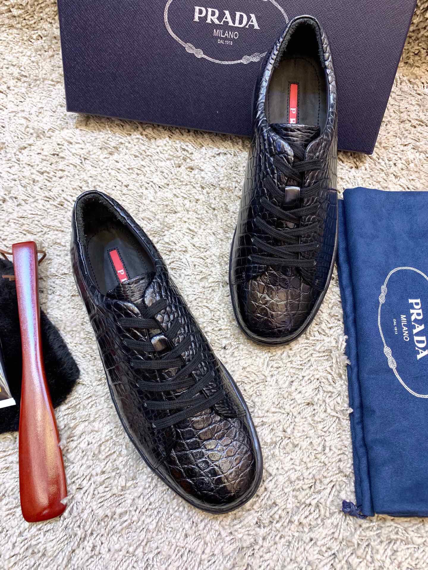 Кроссовки мужские Prada из кожи крокодила чёрного цвета