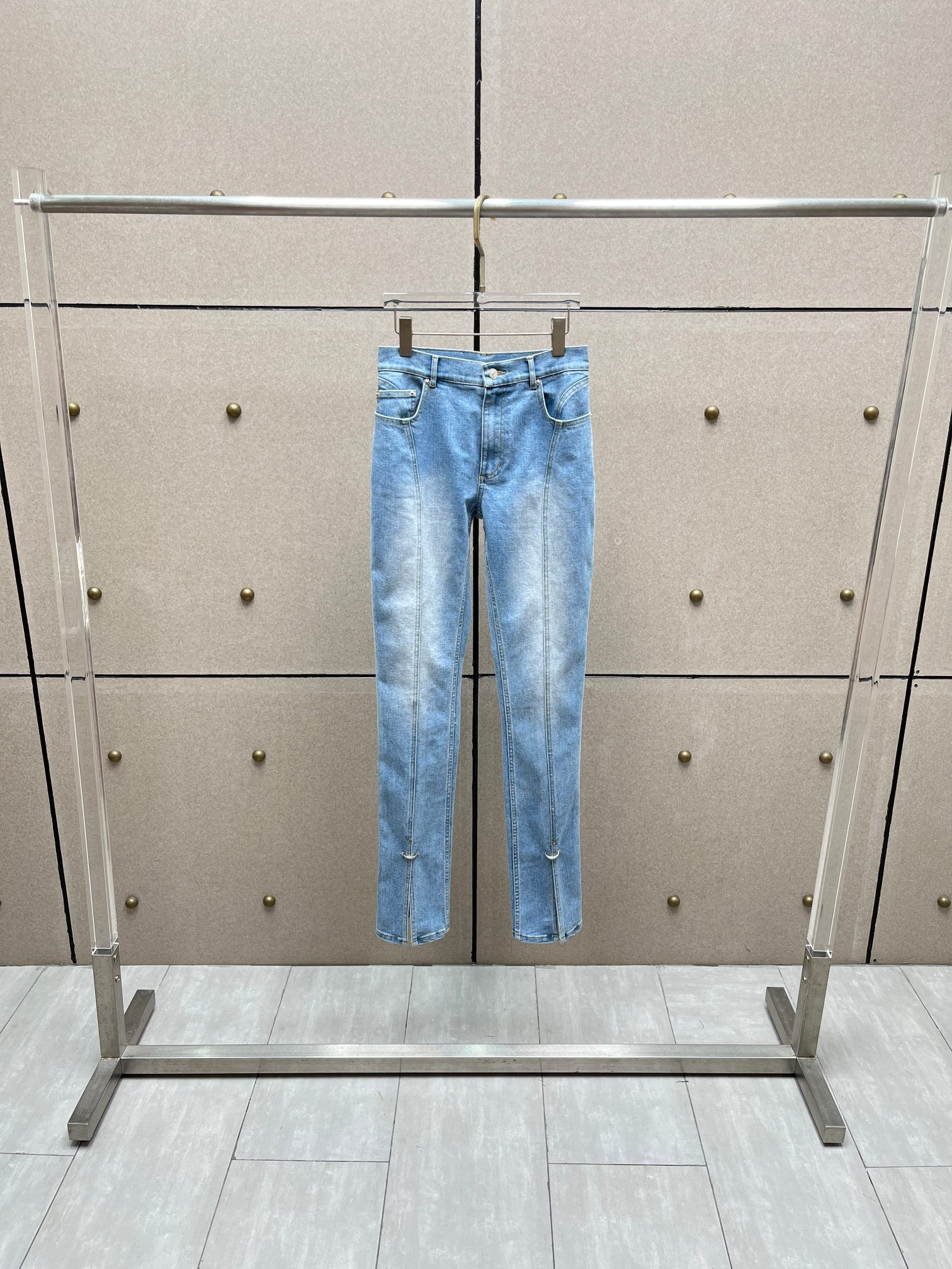 Джинсы женские в стиле Mugler из хлопкового денима голубого цвета с декоративным кольцом