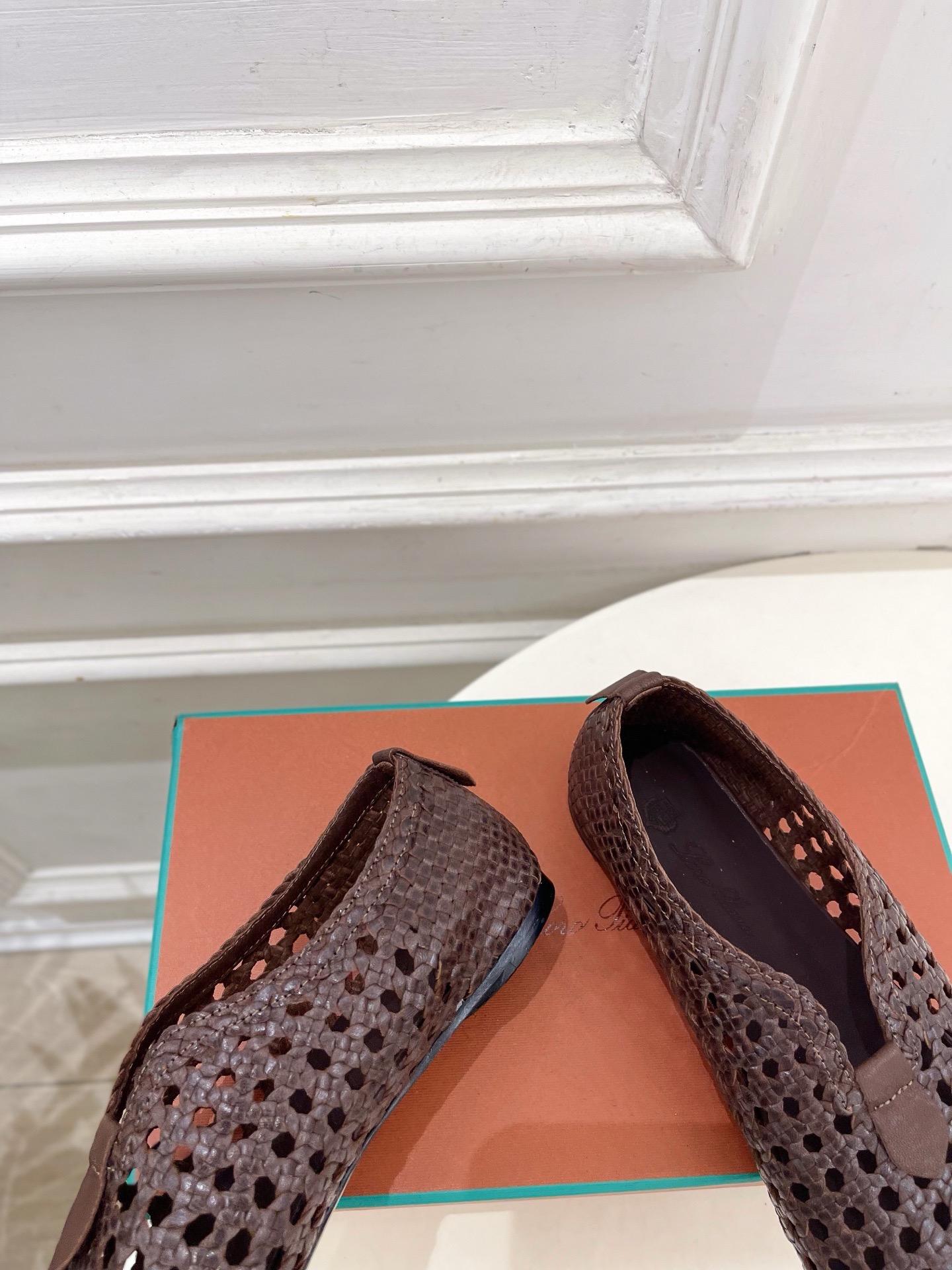 Лоферы женские в стиле Loro Piana графитового цвета