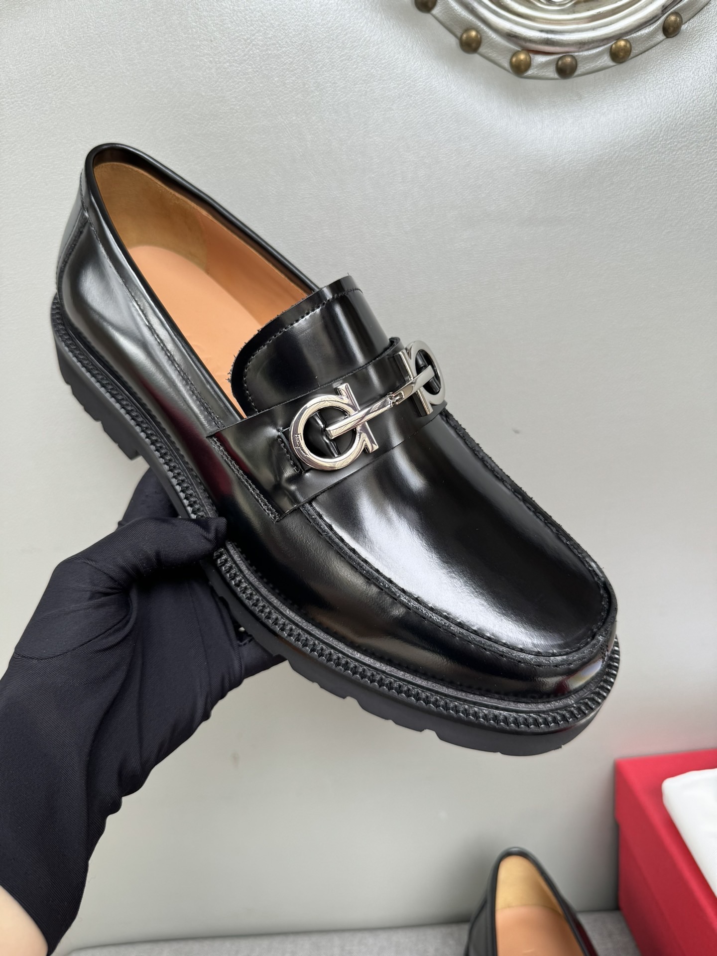 Лоферы мужские в стиле Salvatore Ferragamo с металлической пряжкой чёрного цвета