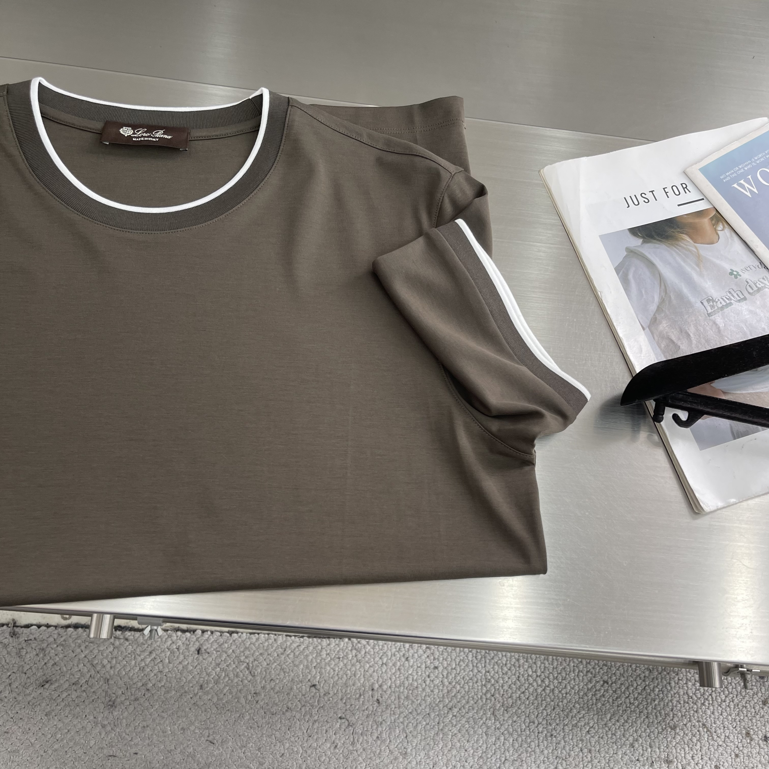 Футболка мужская в стиле Loro Piana из хлопка коричневого цвета с контрастной отделкой