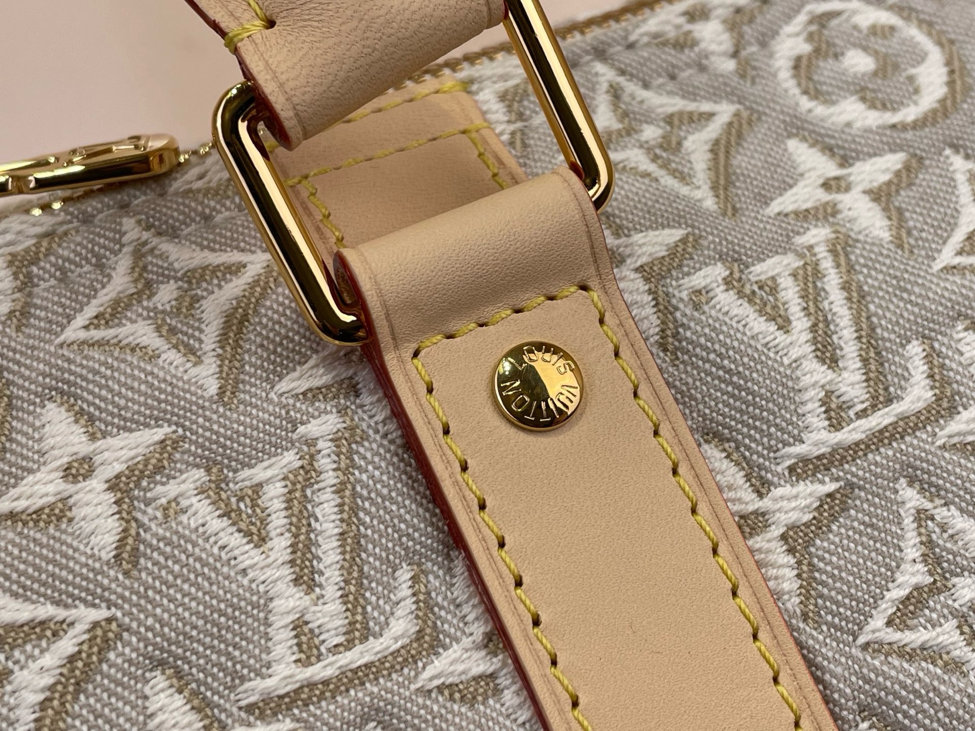Сумка дорожная Louis Vuitton Keepall Bandoulière 45 бежевого цвета