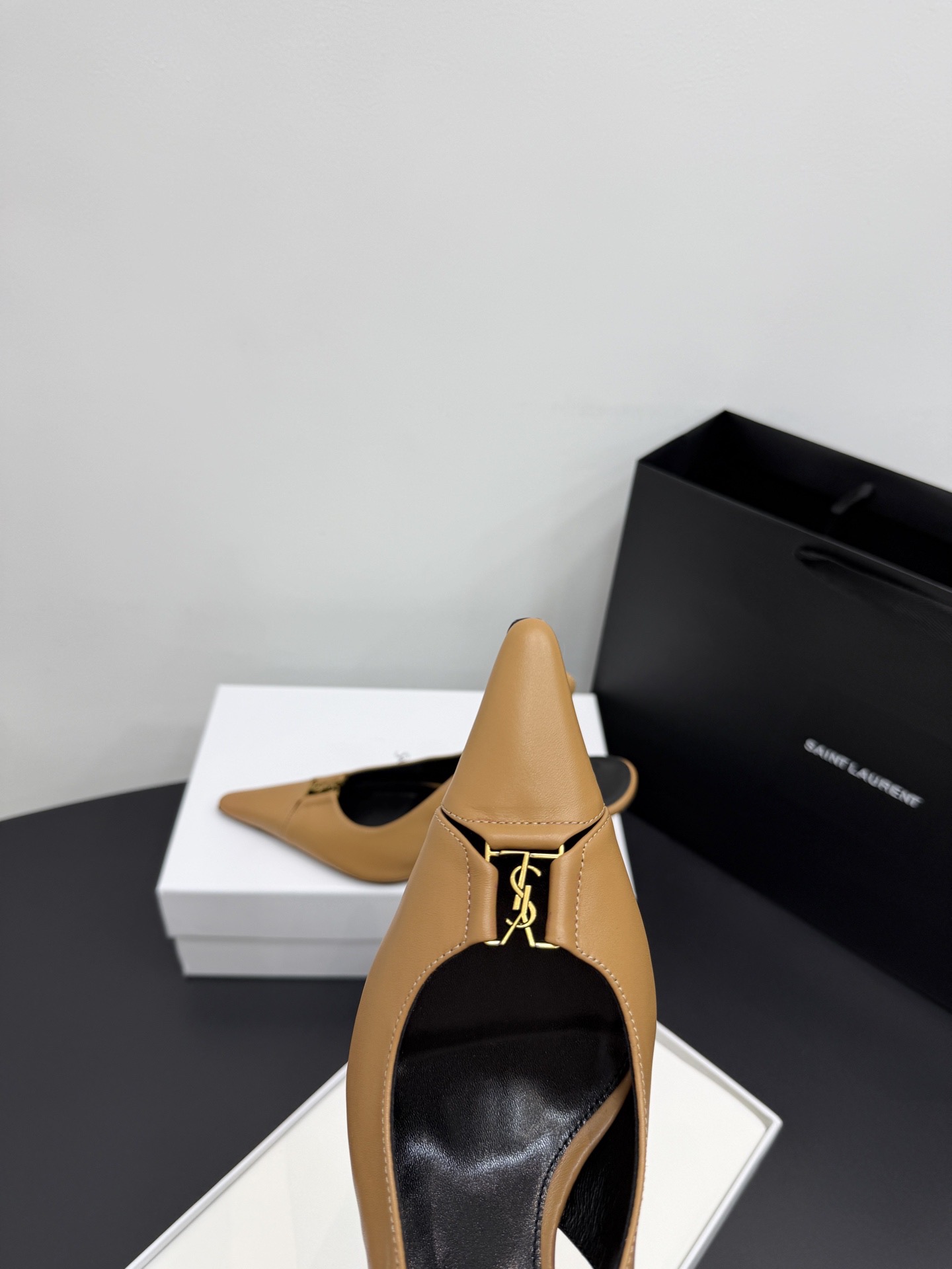 Туфли женские в стиле Saint Laurent YSL бежевого цвета