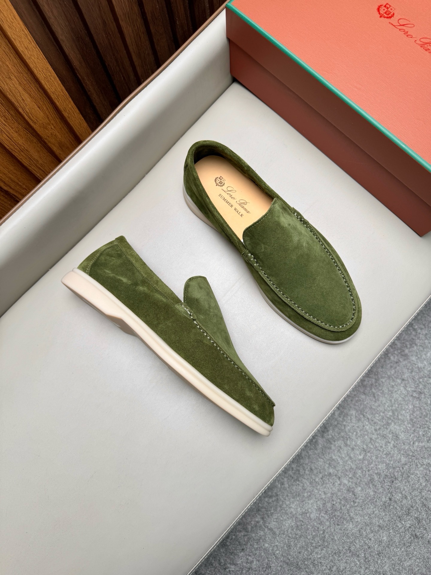 Лоферы унисекс в стиле Loro Piana из натуральной замши зелёного цвета