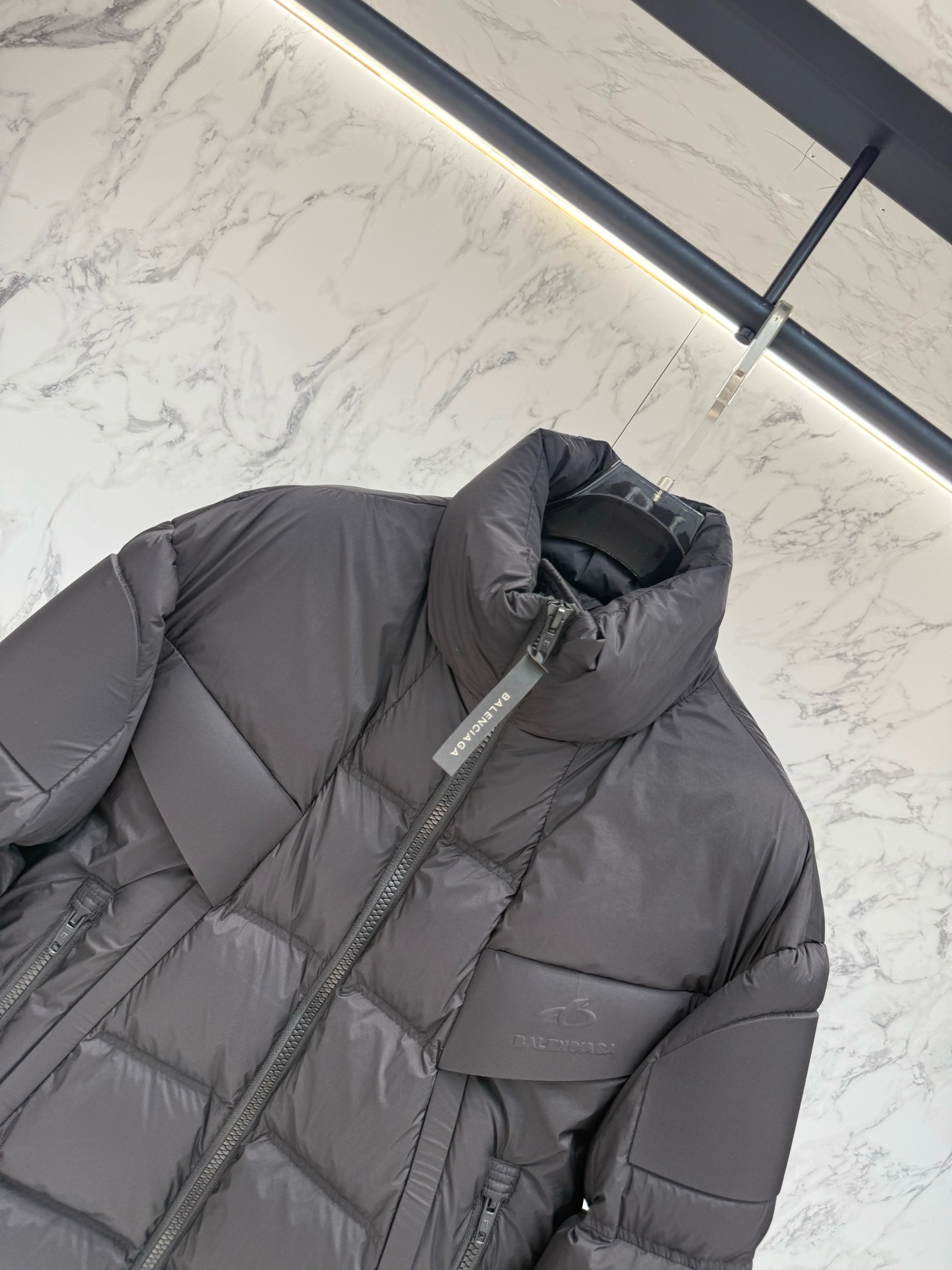 Пуховик мужской Balenciaga чёрного цвета с объёмной стёжкой и логотипом BB