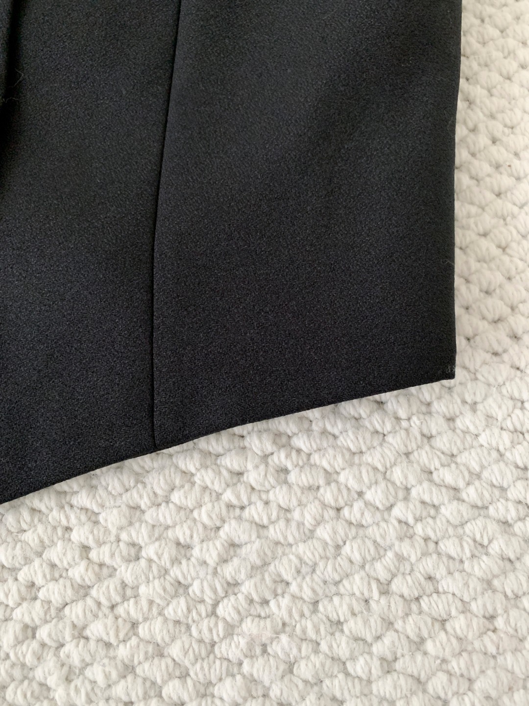 Топ-корсет женский в стиле Chanel с жемчужной отделкой и декоративными бретелями чёрного цвета