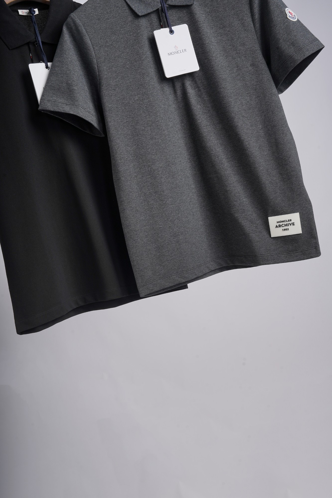 Поло унисекс в стиле Moncler из натурального хлопка черного цвета с логотипом