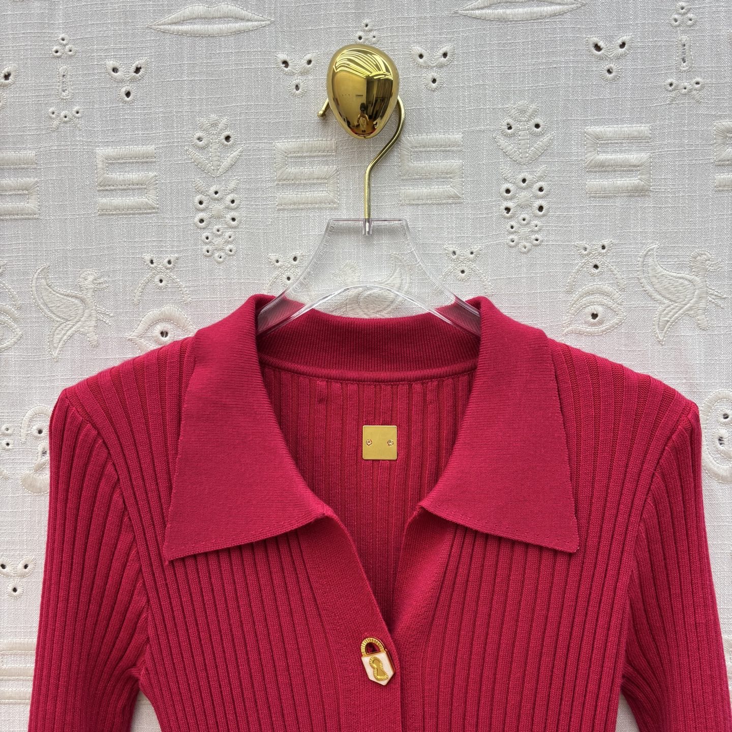 Платье женское Schiaparelli с асимметричными пуговицами малинового цвета