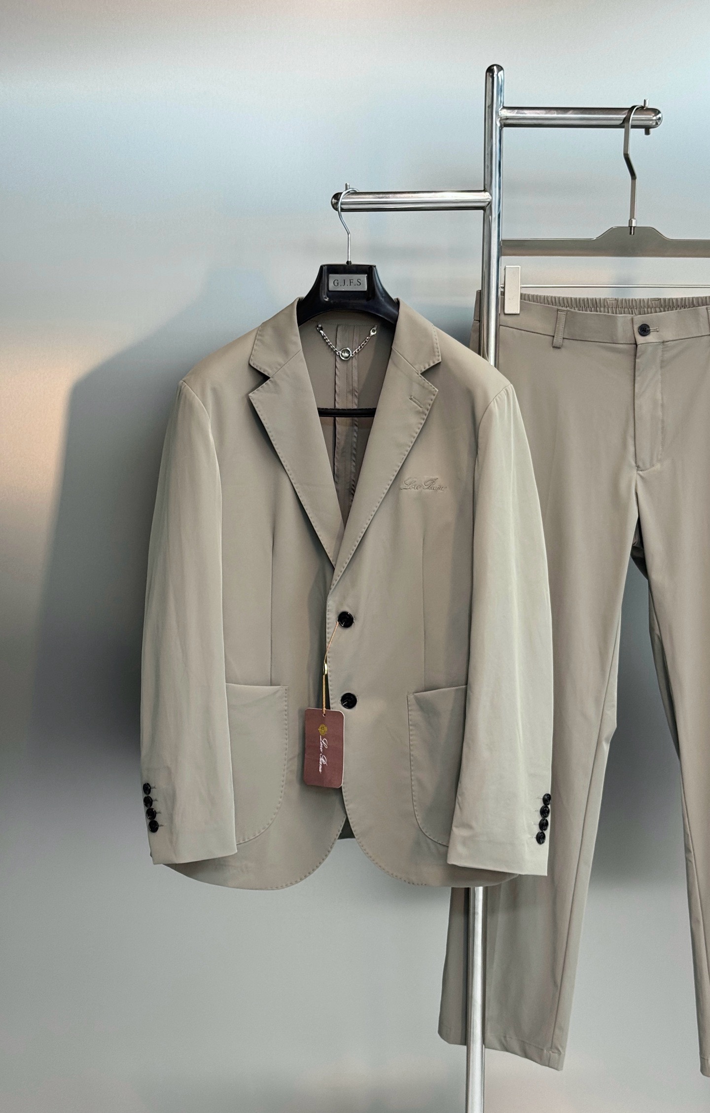 Костюм мужской в стиле Loro Piana светло-бежевого цвета