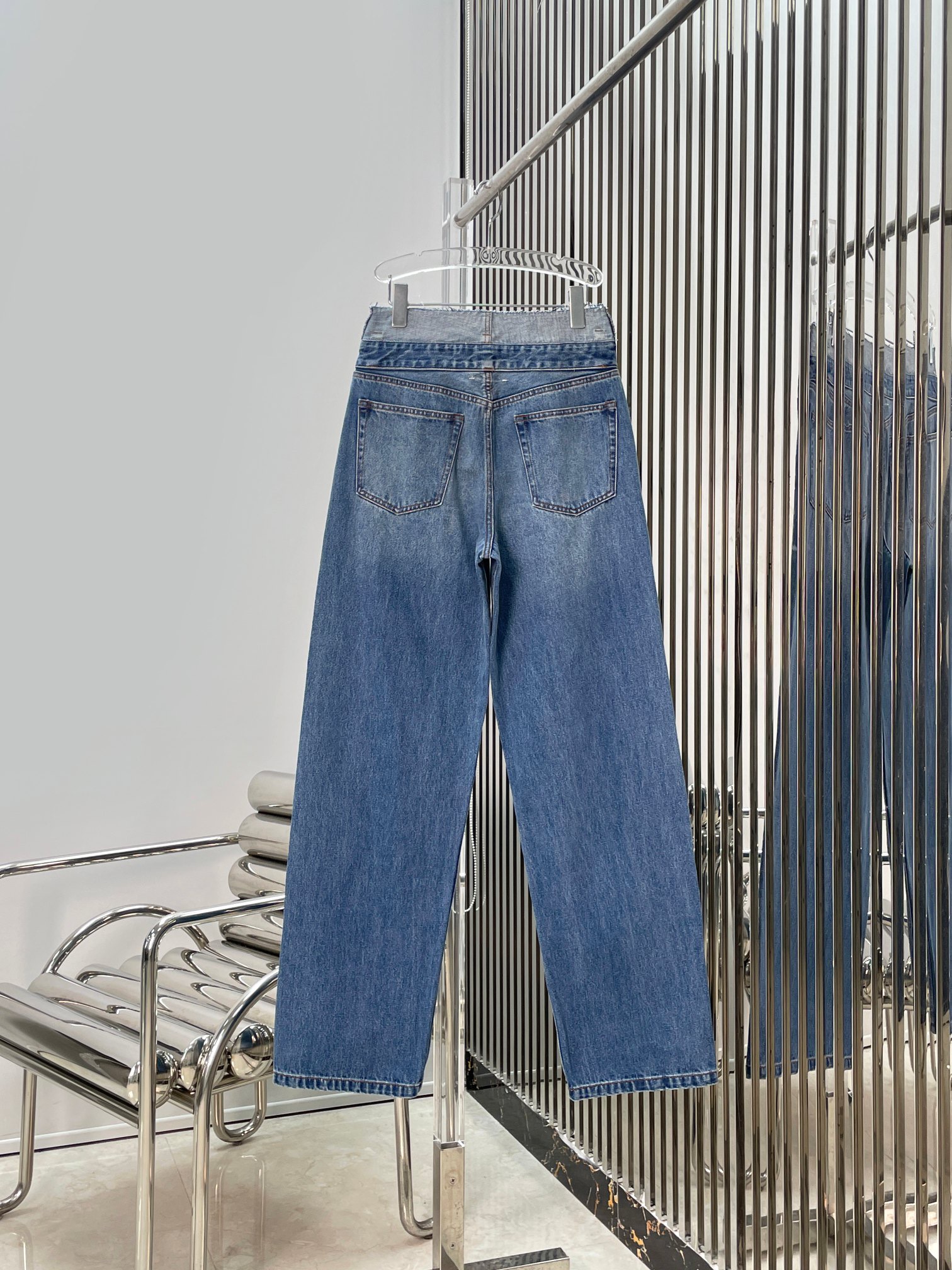 Джинсы женские в стиле Maison Margiela  из денима синего цвета с асимметричным поясом