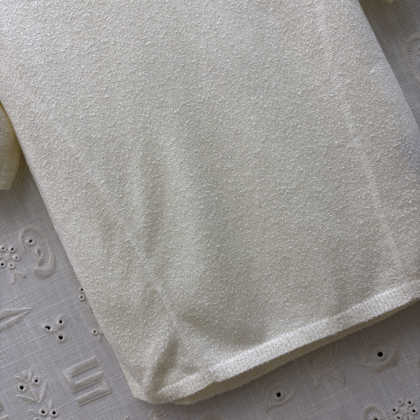 Футболка женская в стиле Schiaparelli молочного цвета с контрастной отделкой швов