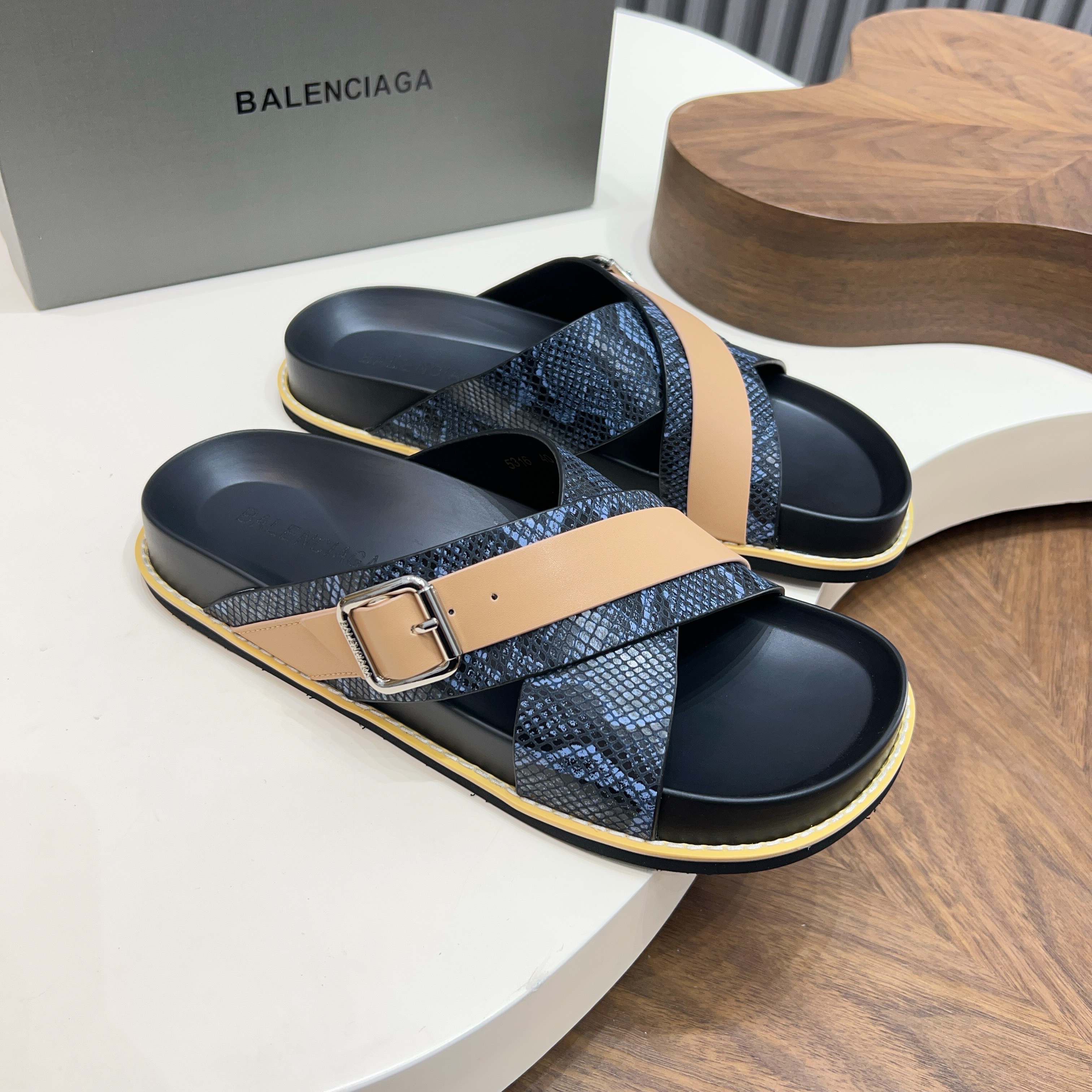 Сандалии мужские в стиле Balenciaga темно-синего и бежевого цвета