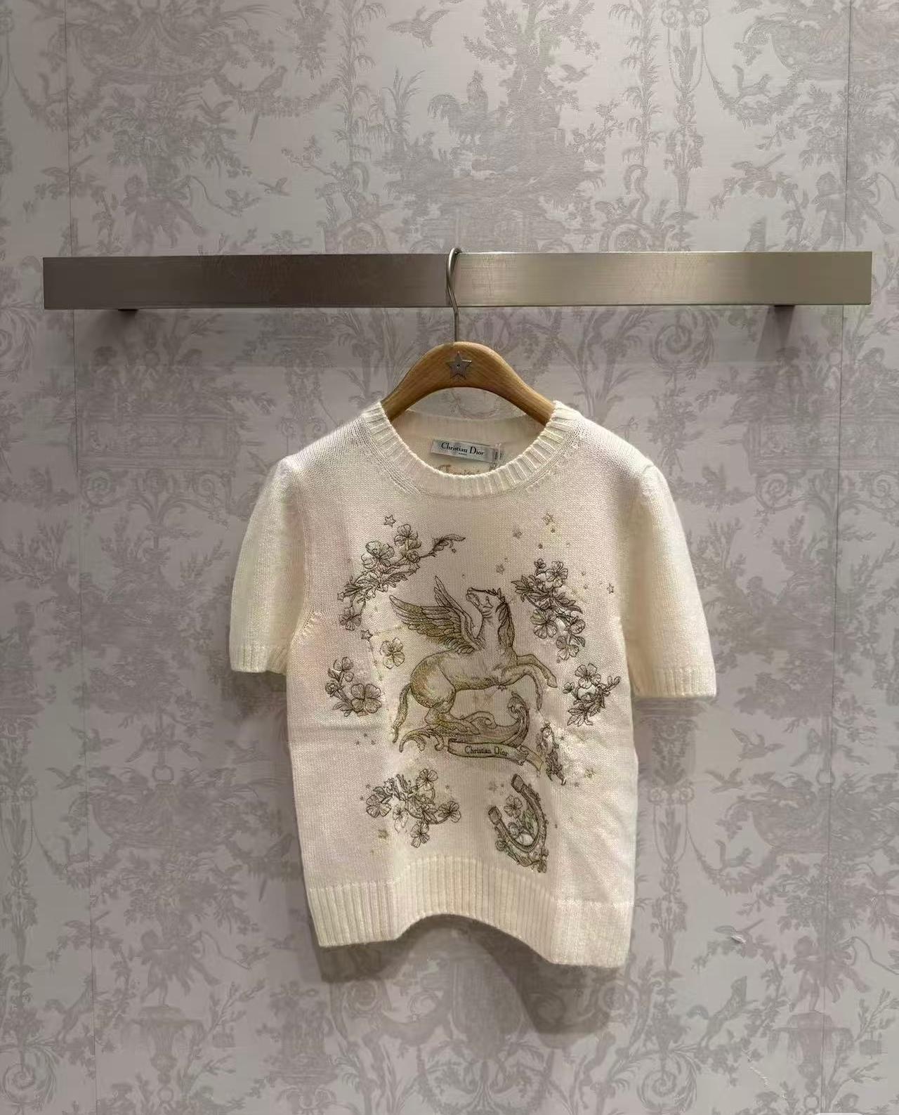 Джемпер женский в стиле Christian Dior кремового цвета с вышивкой и коротким рукавом