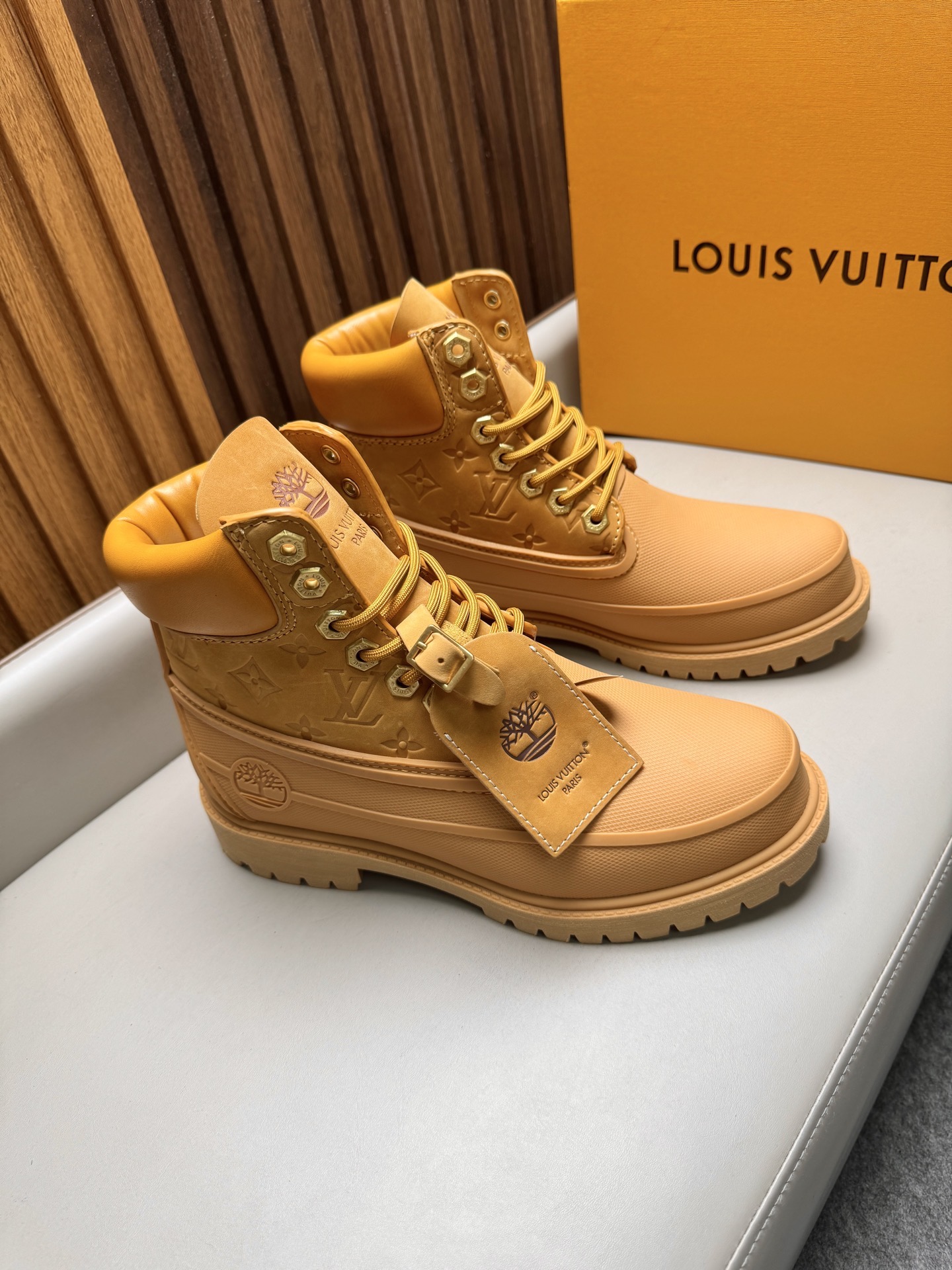 Ботинки мужские Louis Vuitton LV Remix Combat Boot песочного цвета