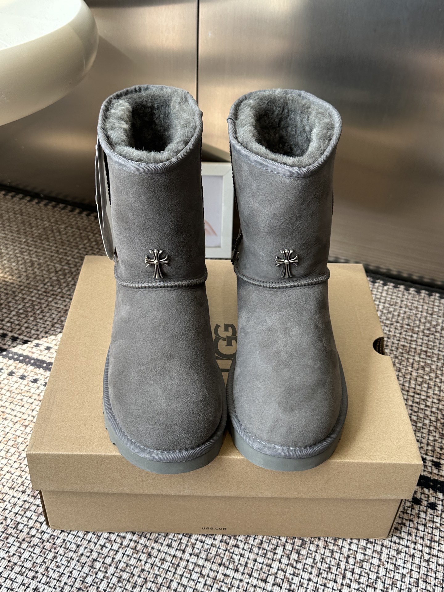 Угги женские UGG x Chrome Hearts Classic Short II серого цвета