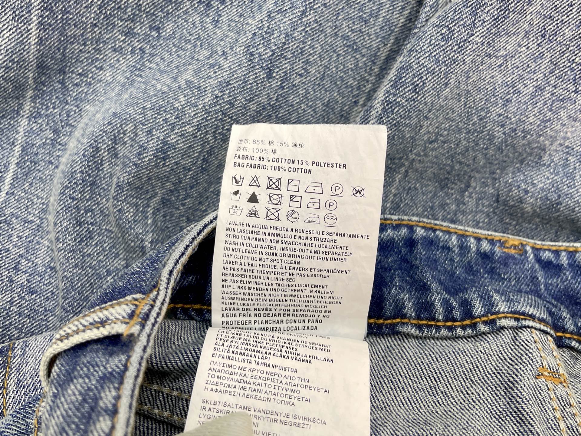 Джинсы женские в стиле Miu Miu из денима голубого цвета прямого кроя с вышивкой