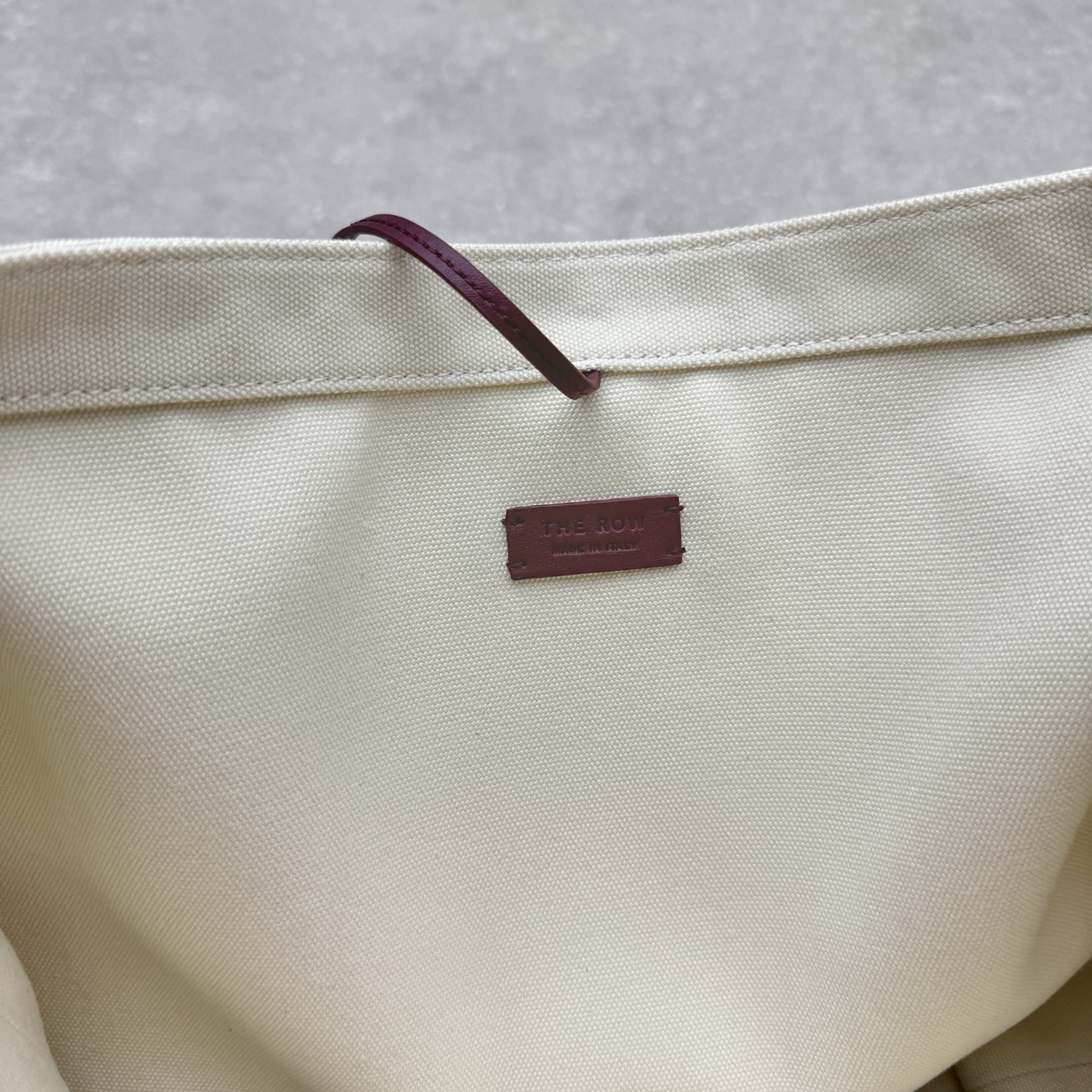 Сумка женская в стиле The Row Bucket из текстиля и натуральной кожи молочного цвета