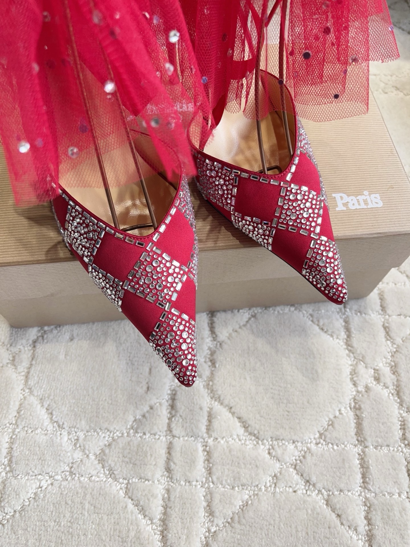 Туфли женские в стиле Christian Louboutin So Kate со съемной сеткой и стразами красного цвета