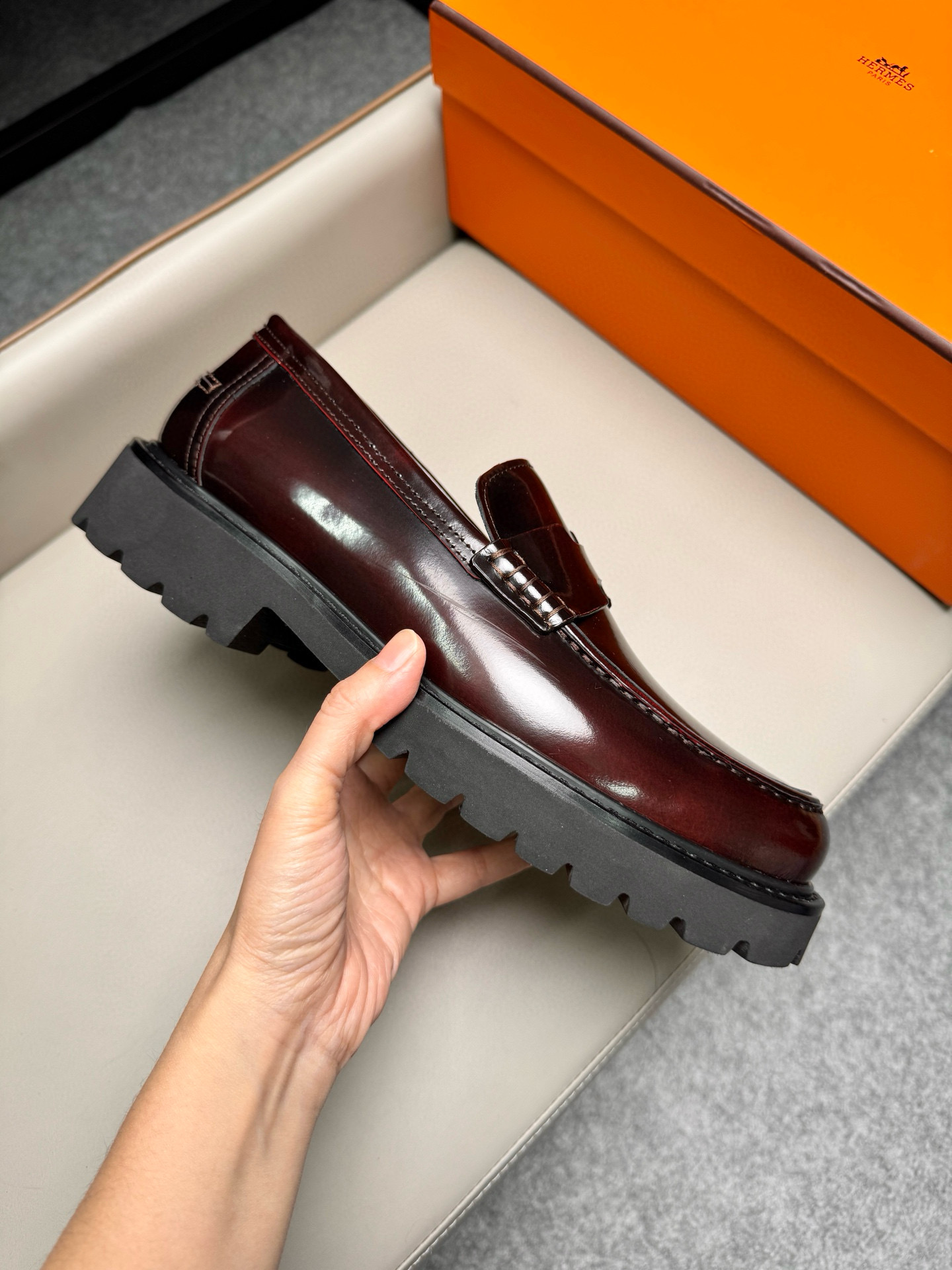 Лоферы мужские в стиле Hermes из натуральной кожи бордового цвета