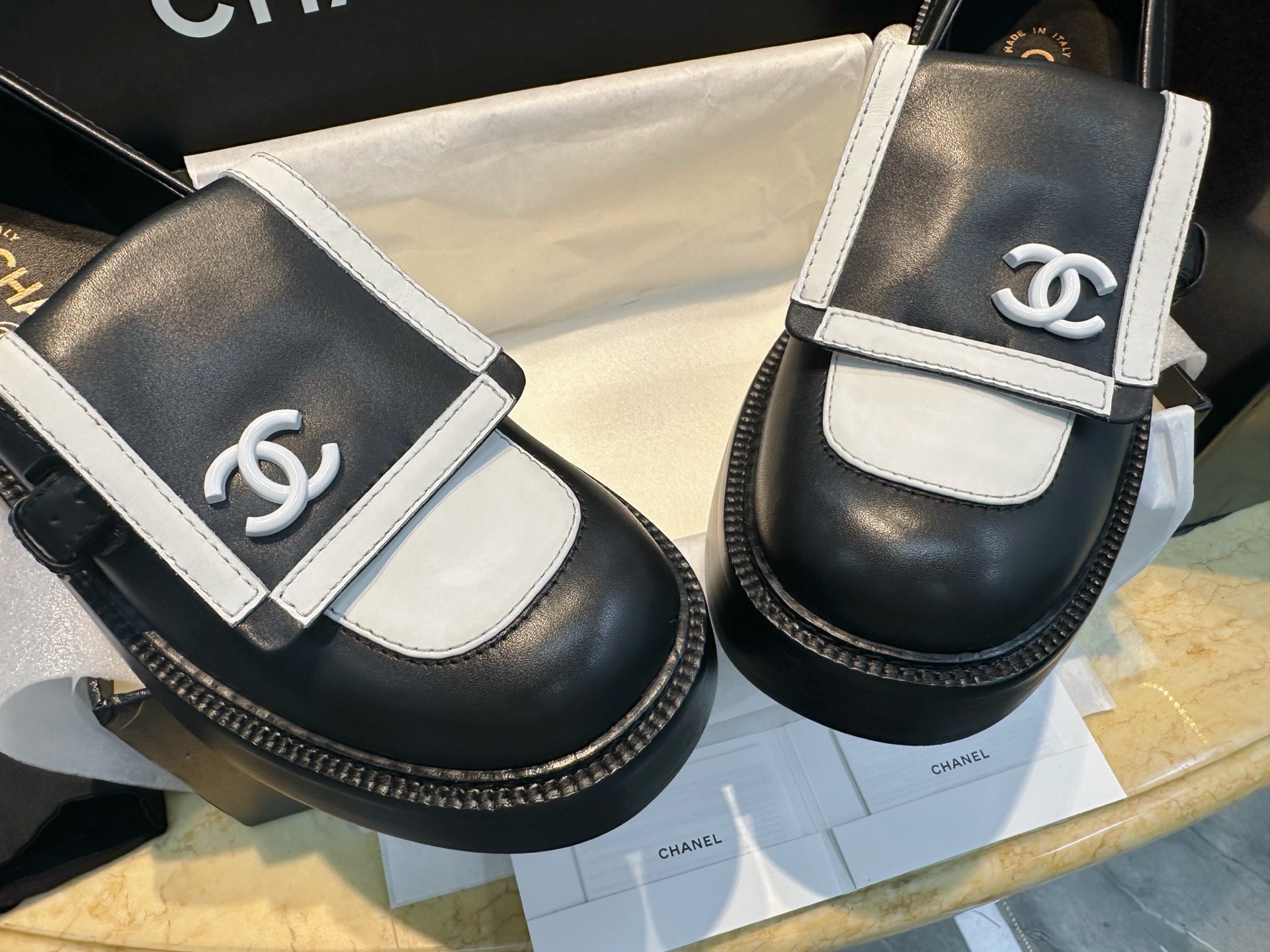 Лоферы женские Chanel 24B чёрно-белого цвета на утолщённой подошве
