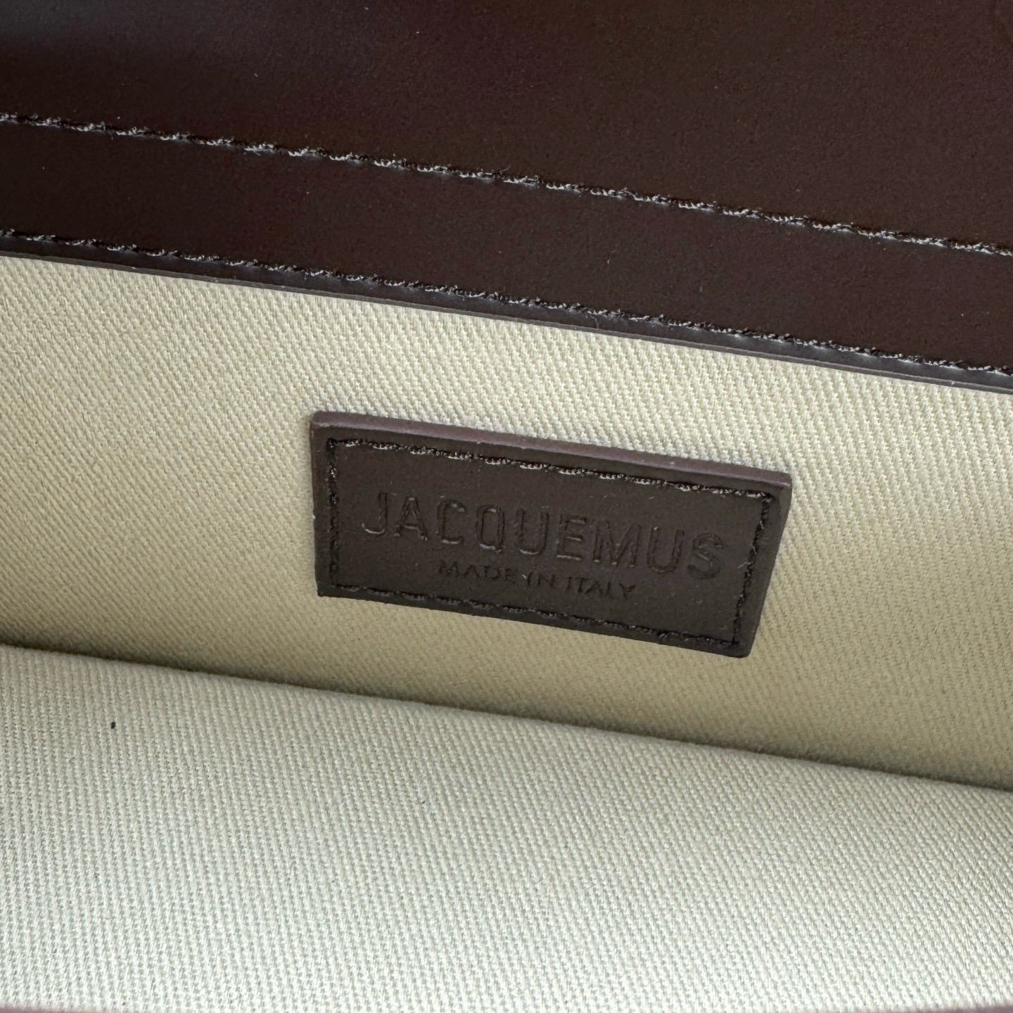 Сумка женская Jacquemus Bambino мини из лакированной кожи шоколадного  цвета