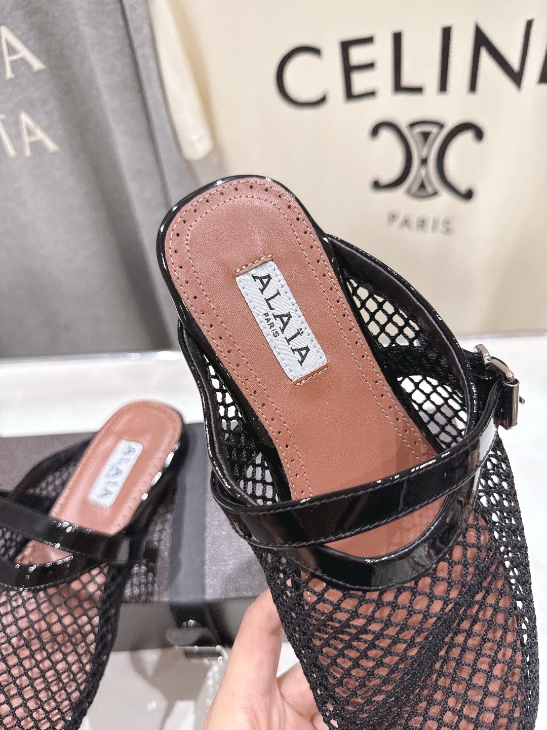 Мюли женские Alaïa Flat Mules in Fishnet чёрного цвета