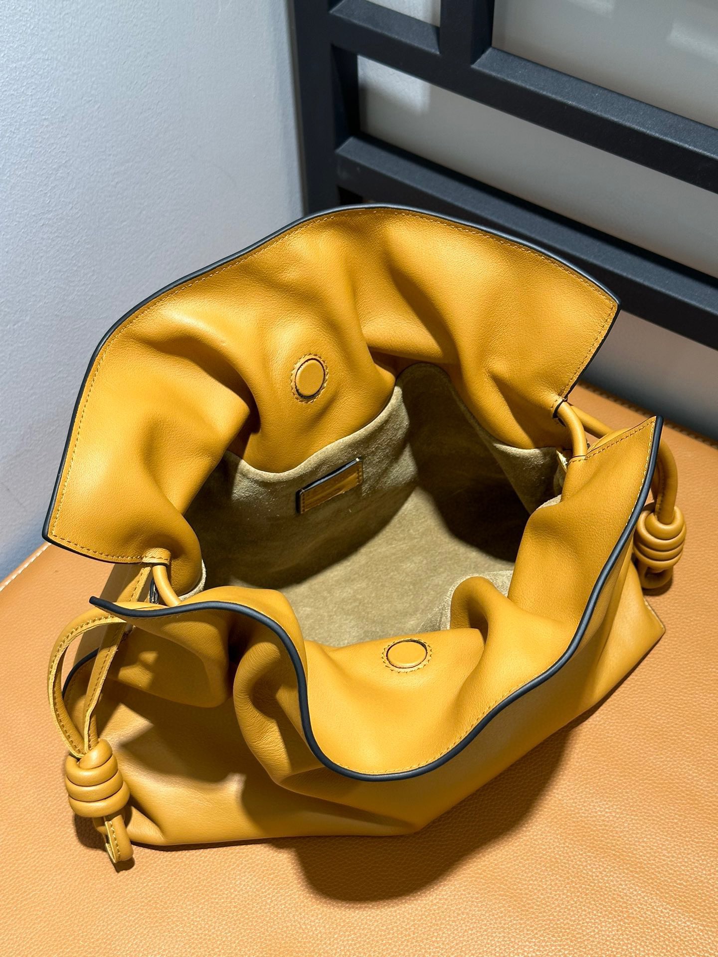 Сумка женская в стиле Loewe Flamenco  золотисто-жёлтого цвета