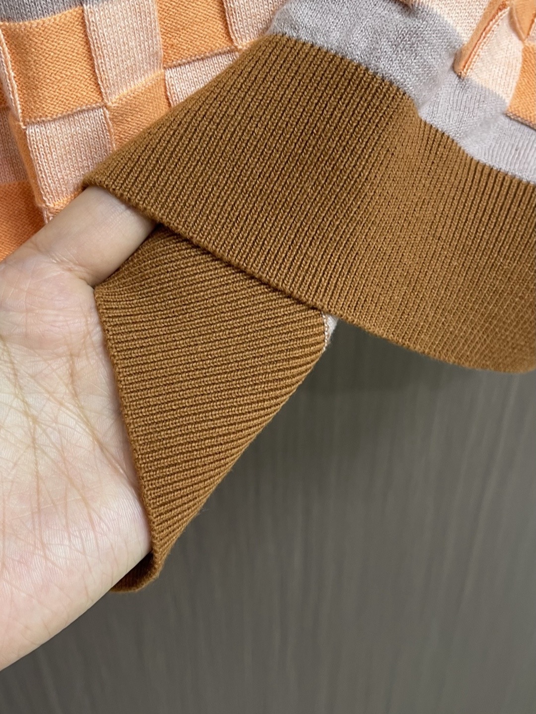 Поло мужское в стиле Louis Vuitton бежево-оранжевого цвета с жаккардовым узором