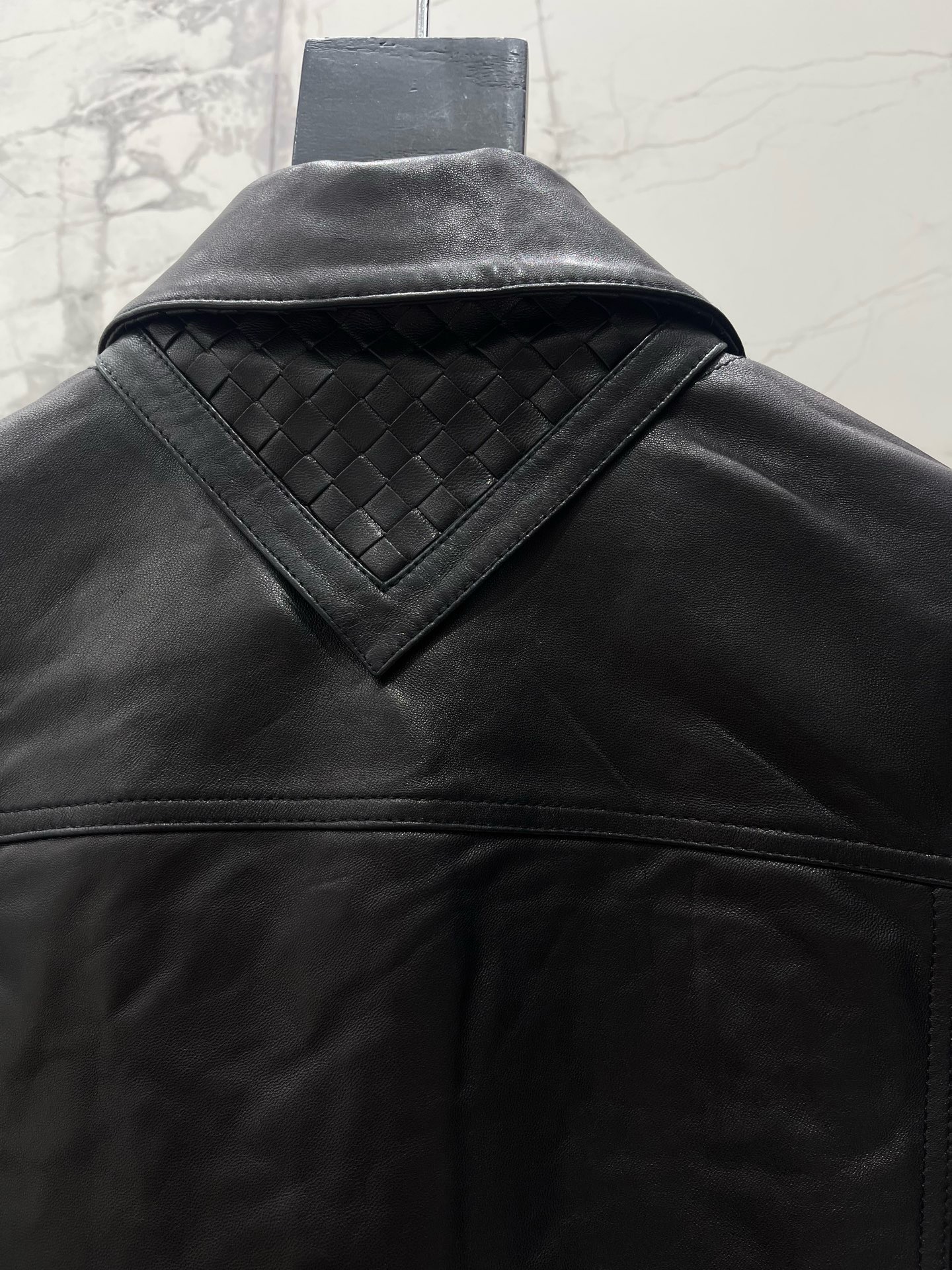 Костюм женский Bottega Veneta чёрного цвета с плетением Intrecciato