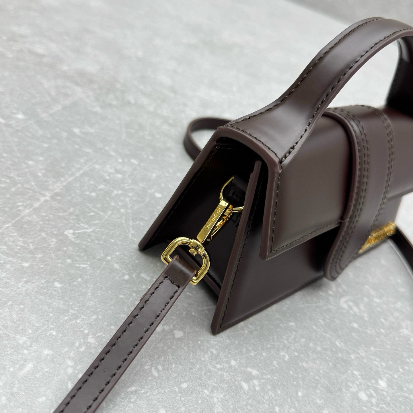 Сумка женская Jacquemus Bambino мини из лакированной кожи шоколадного  цвета