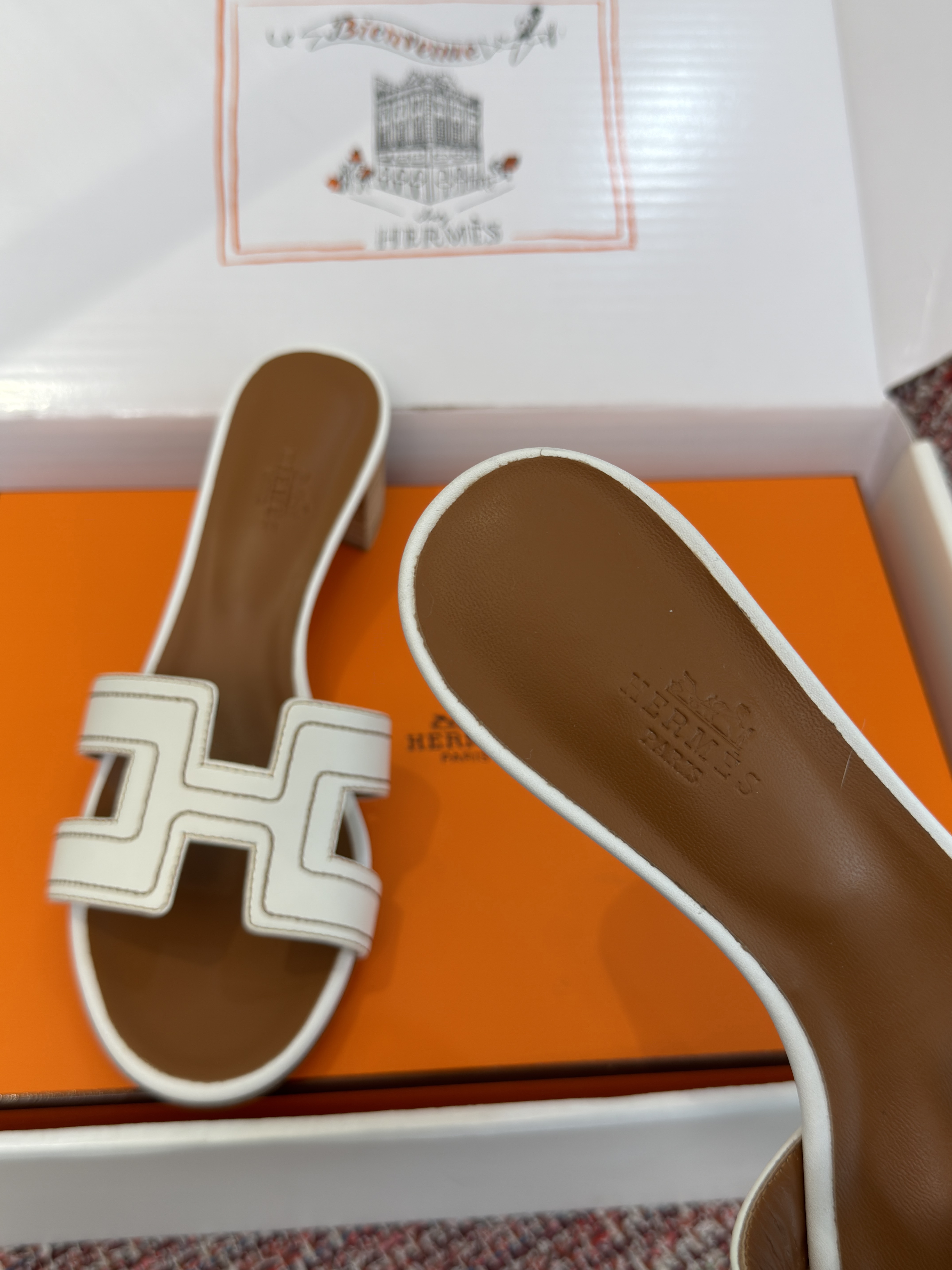 Шлёпанцы женские Hermès Oran коричнево-белого цвета на каблуке