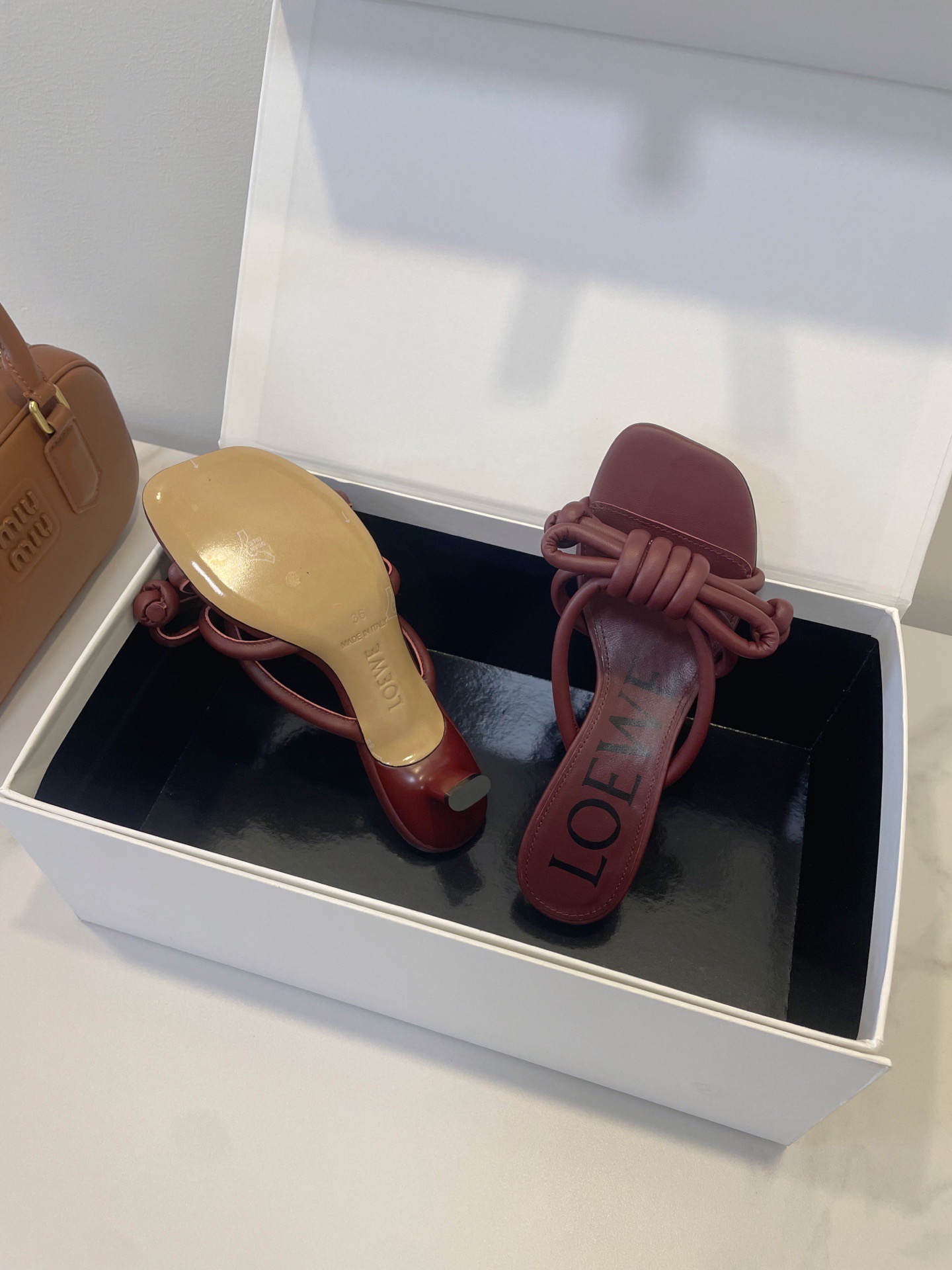 Мюли женские в стиле Loewe с узлом бордового цвета